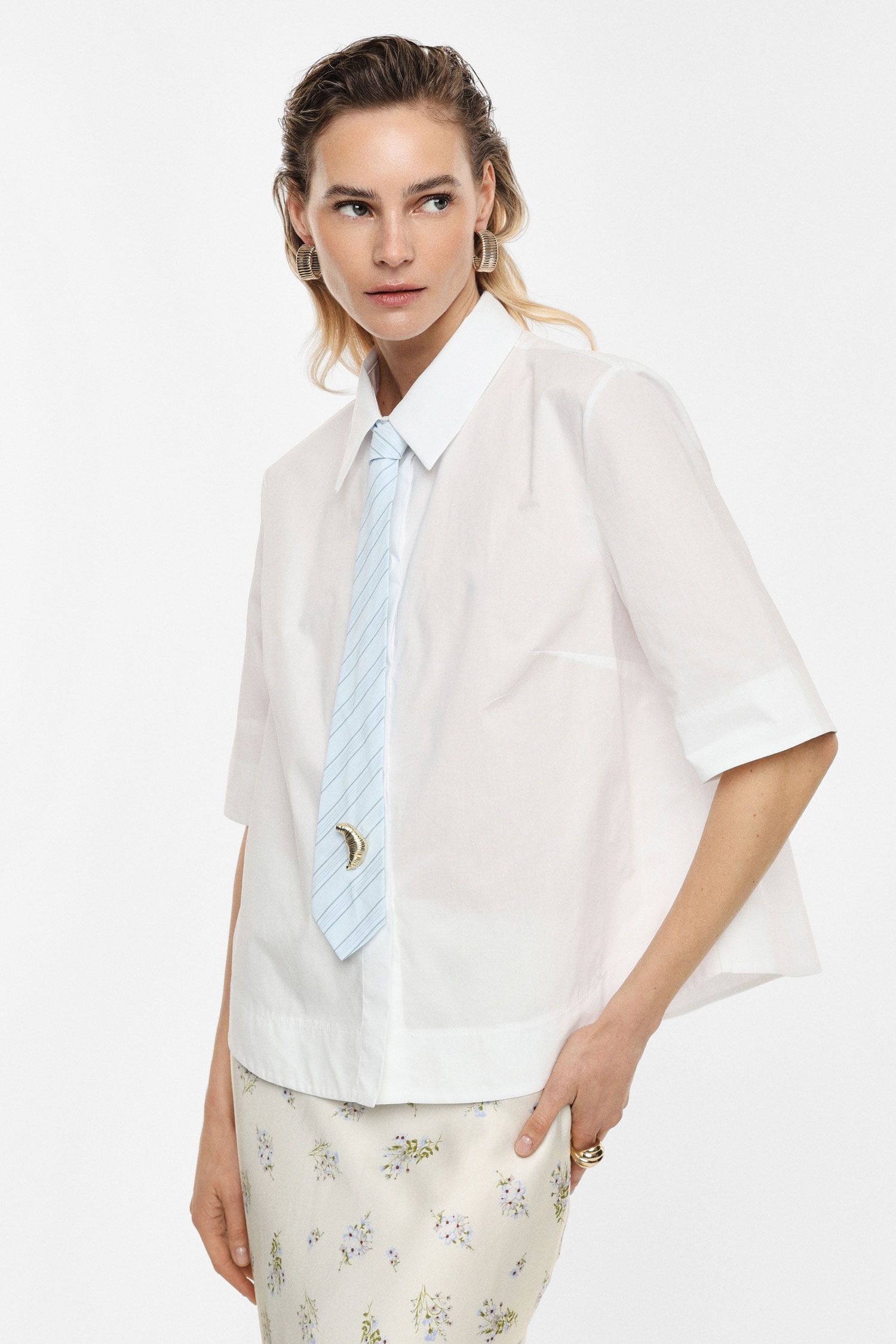 Wide-cut shirt with short decorative tie