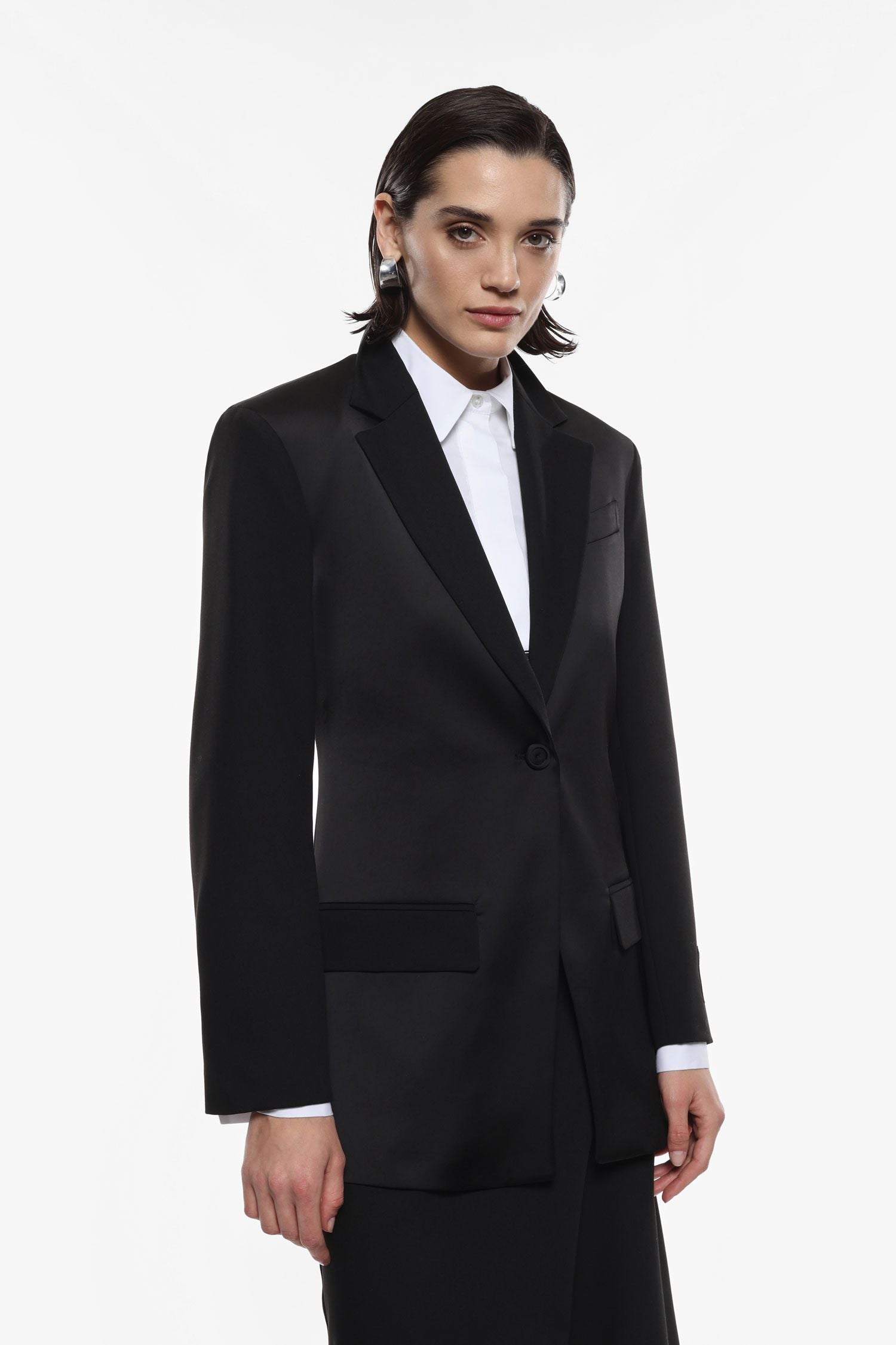 Blazer en satin avec fermeture à simple boutonnage