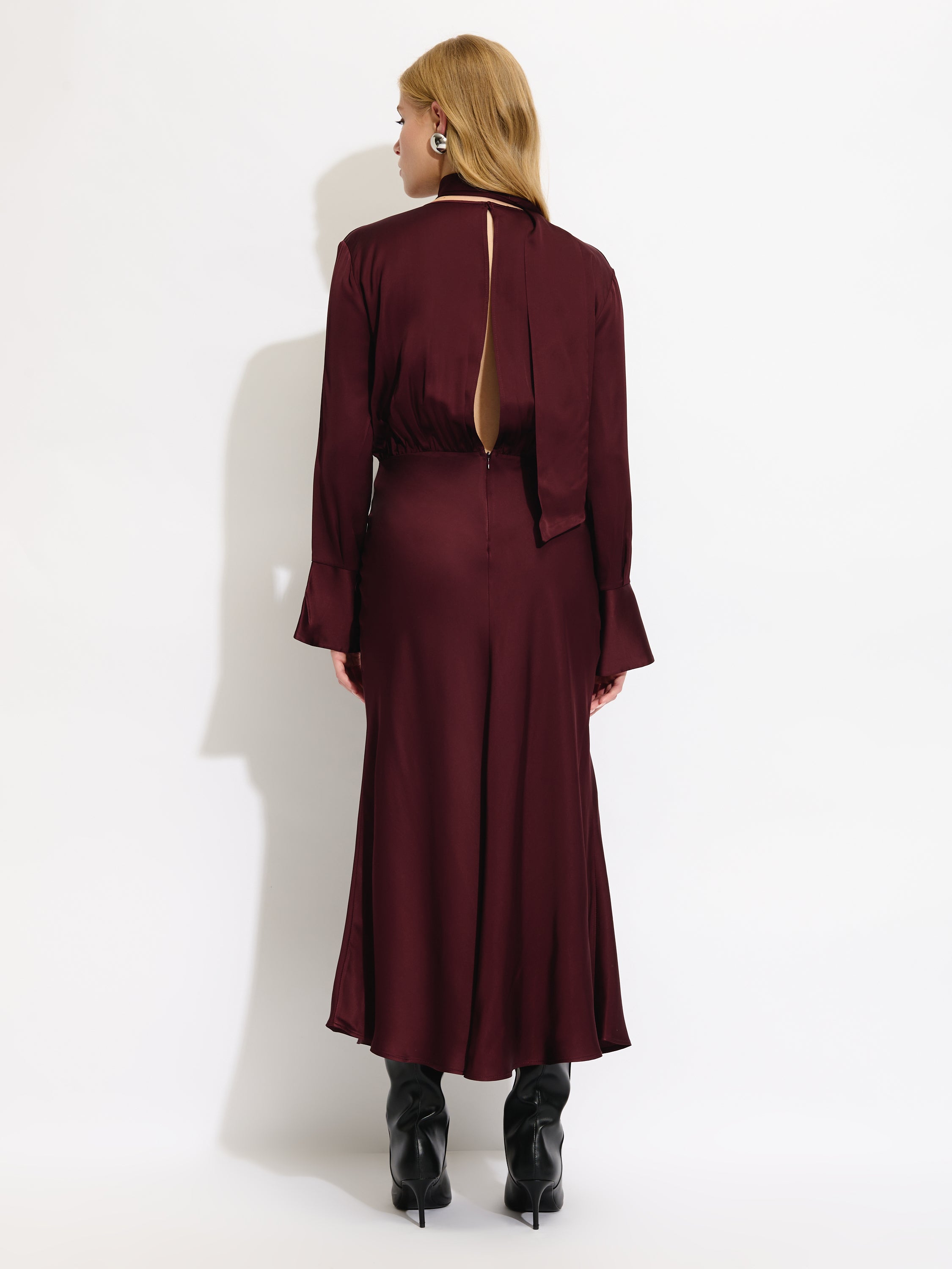 Robe à manches longues et col bénitier