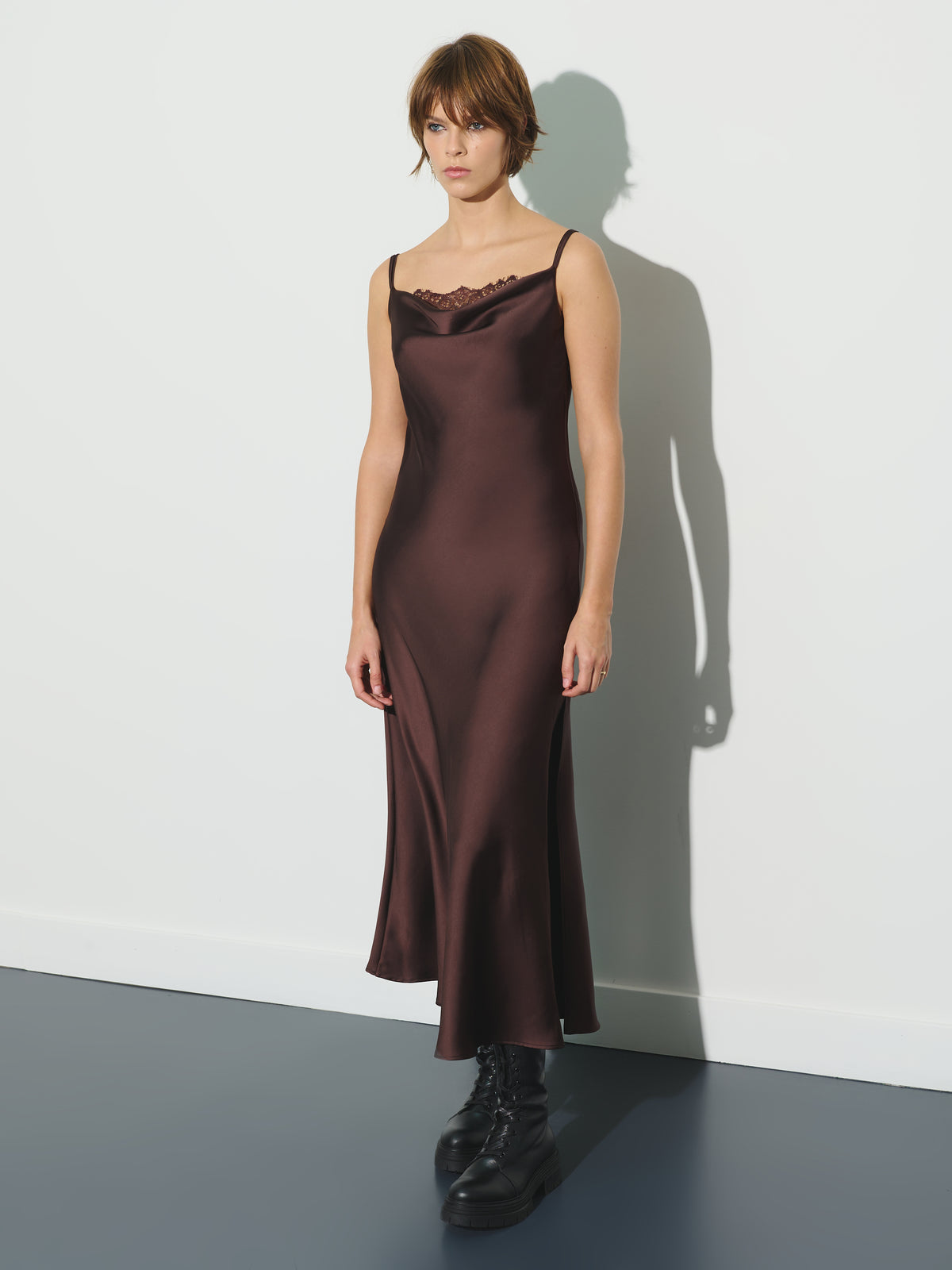 Robe nuisette en satin détaillée en dentelle.