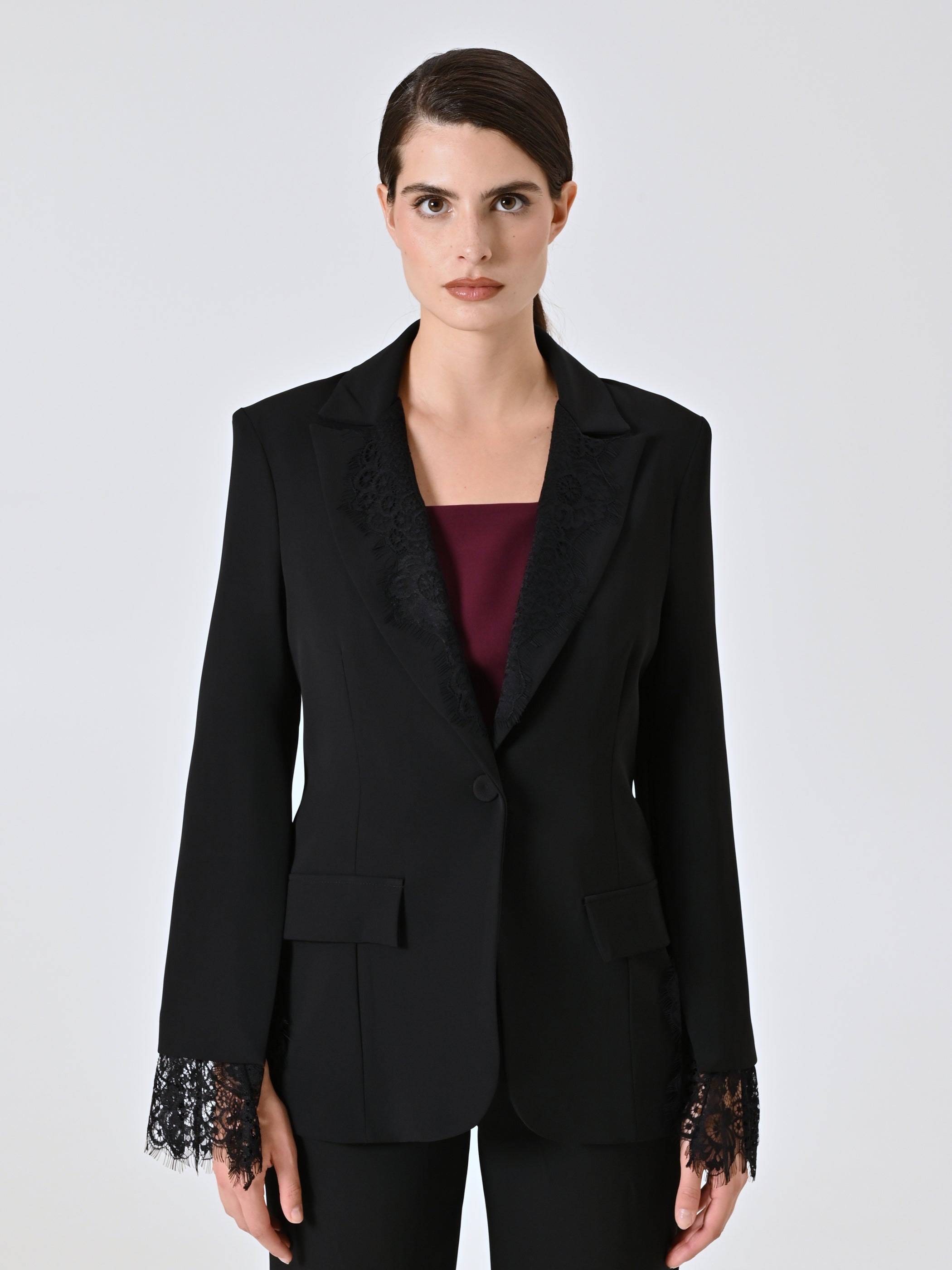 Veste en cady noir avec empiècements en dentelle