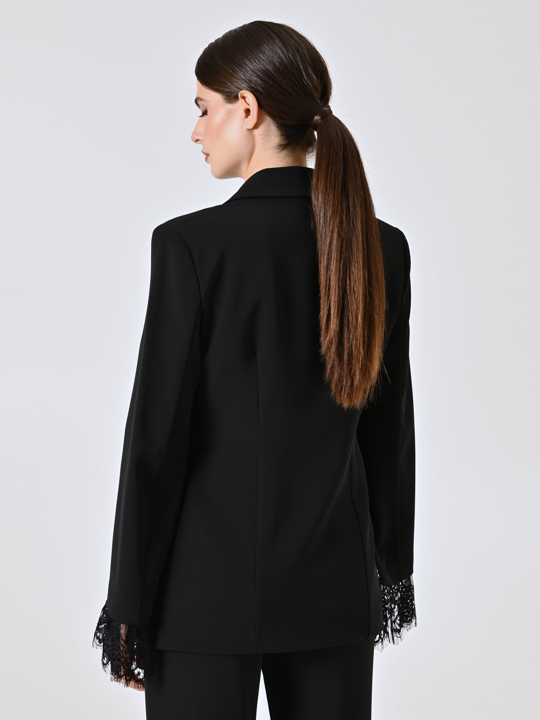 Veste en cady noir avec empiècements en dentelle