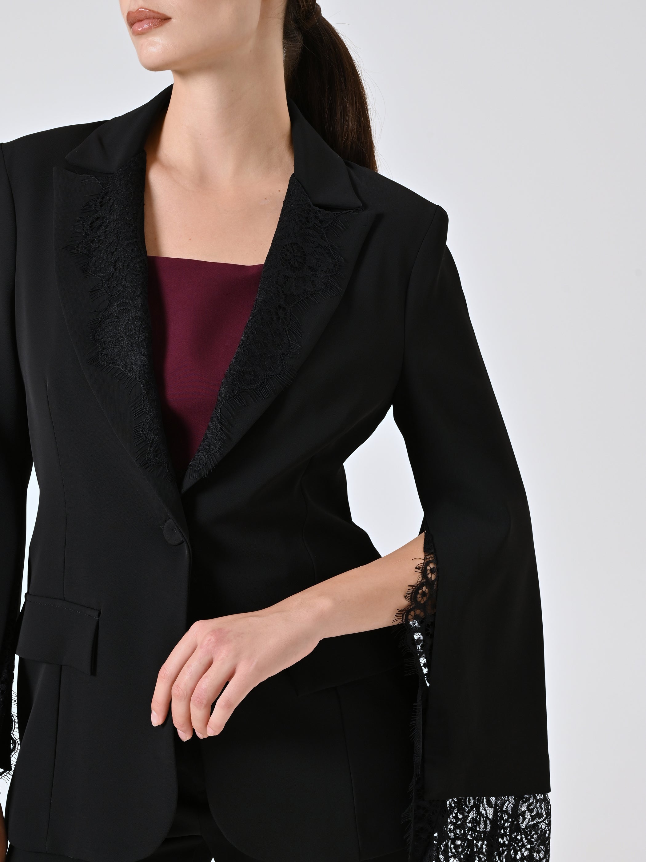 Veste en cady noir avec empiècements en dentelle