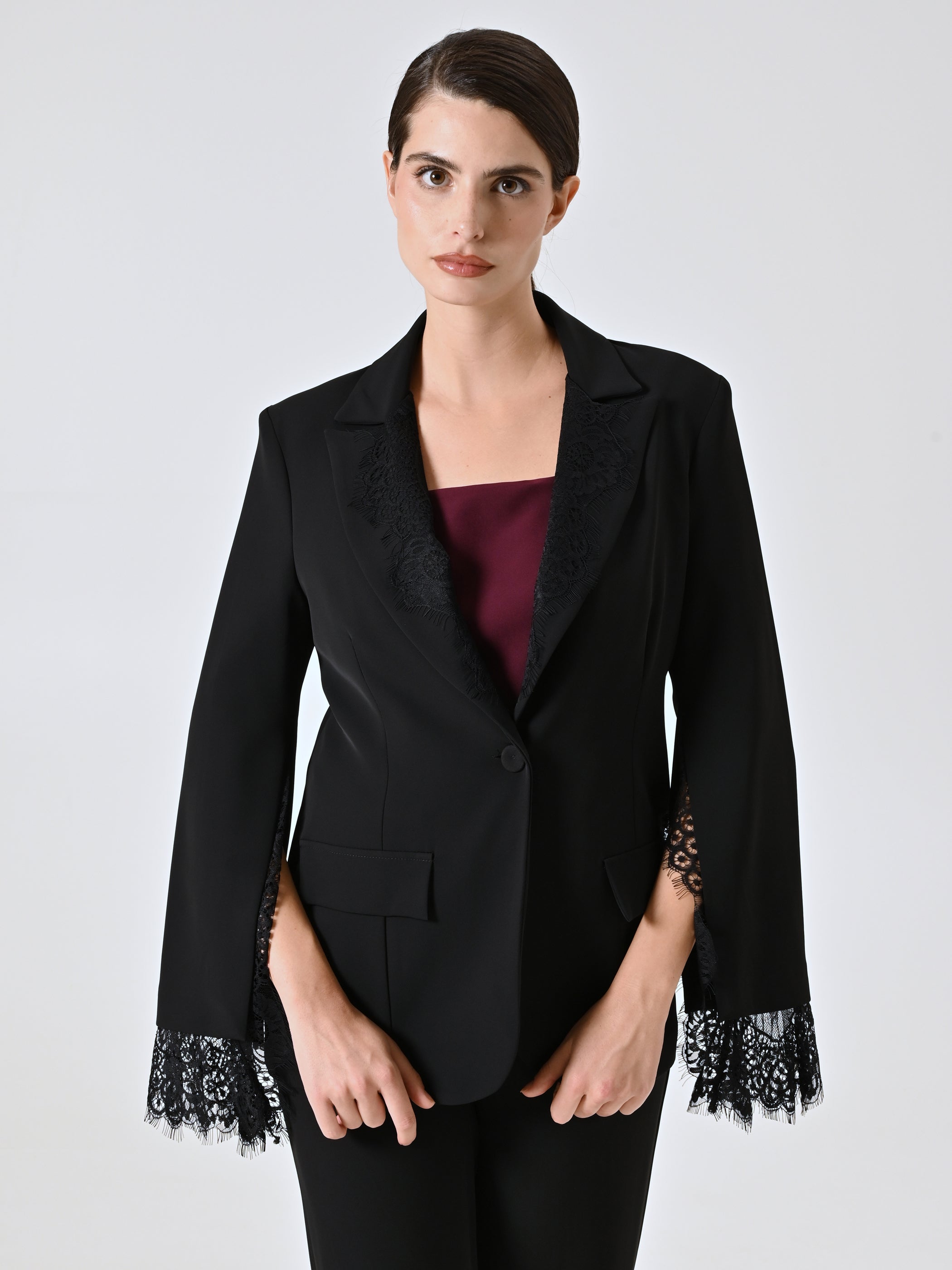 Veste en cady noir avec empiècements en dentelle