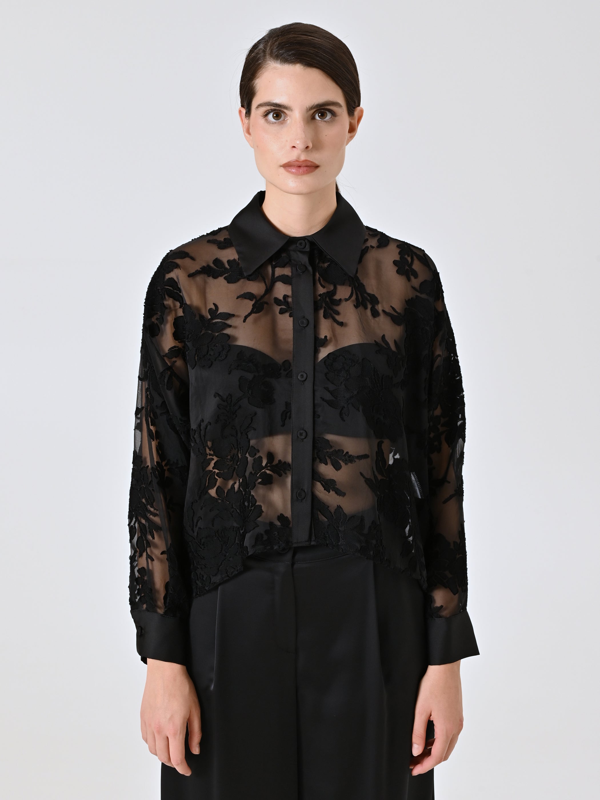 Chemise noire dévorée