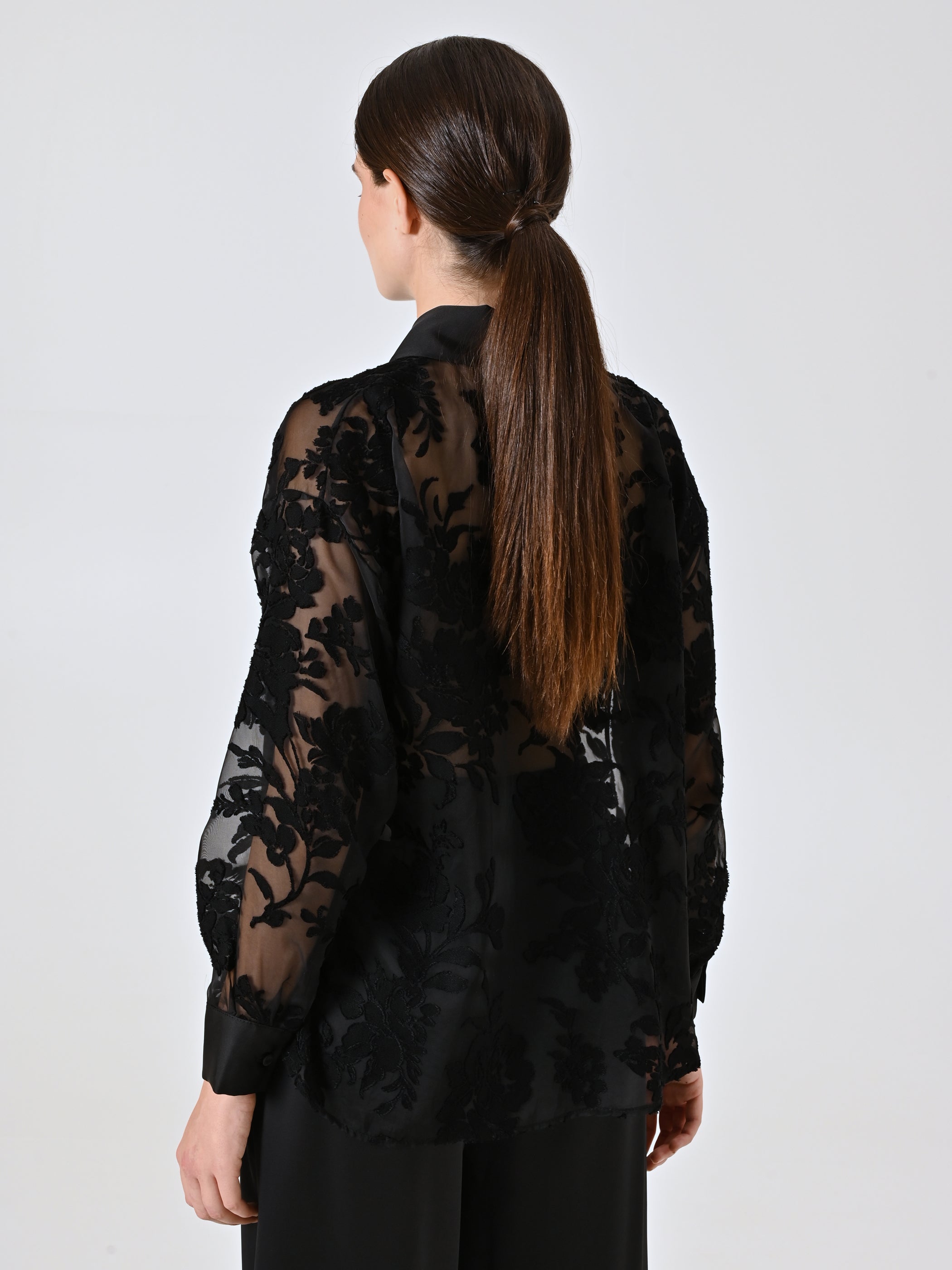 Chemise noire dévorée