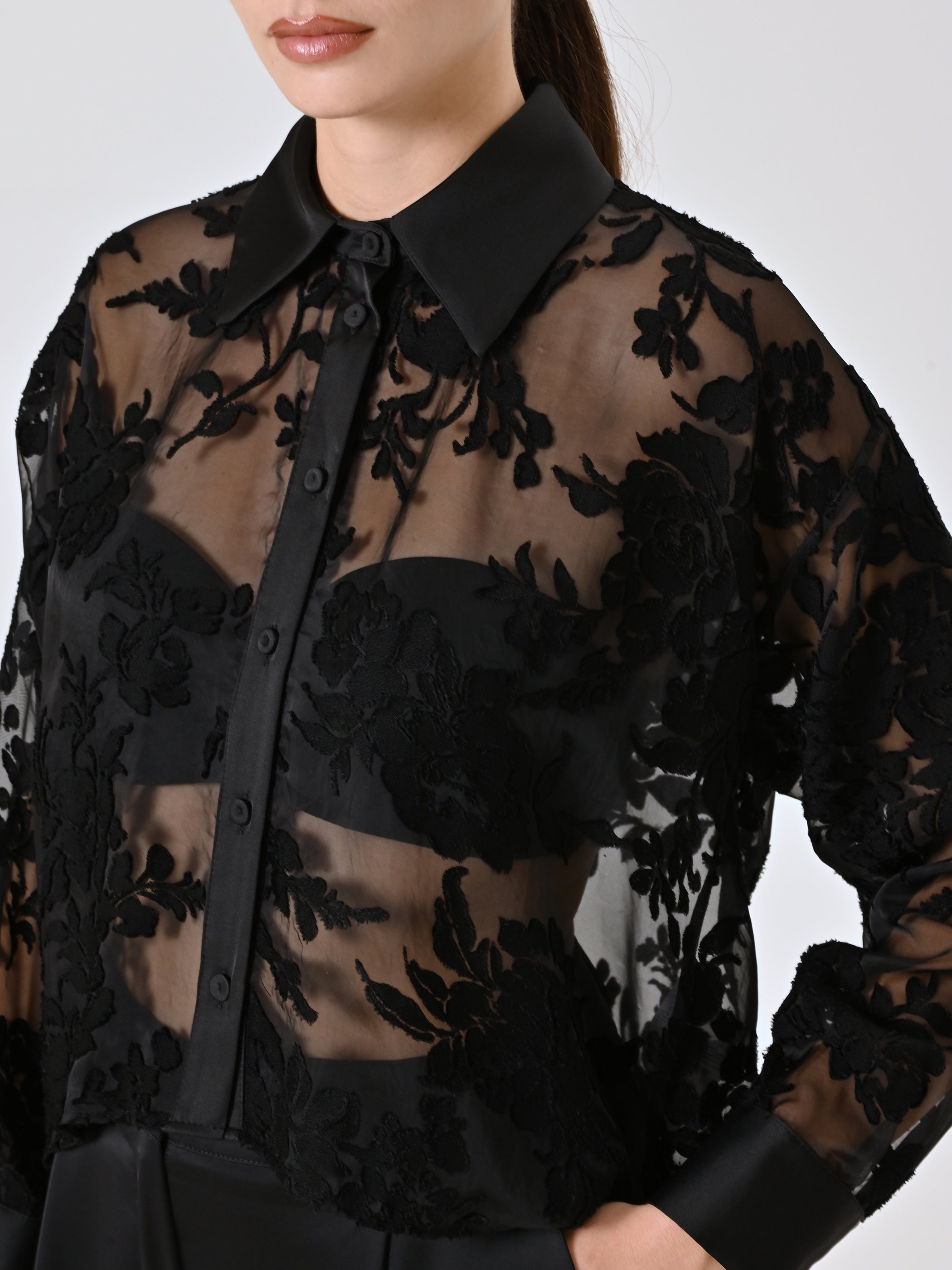 Chemise noire dévorée