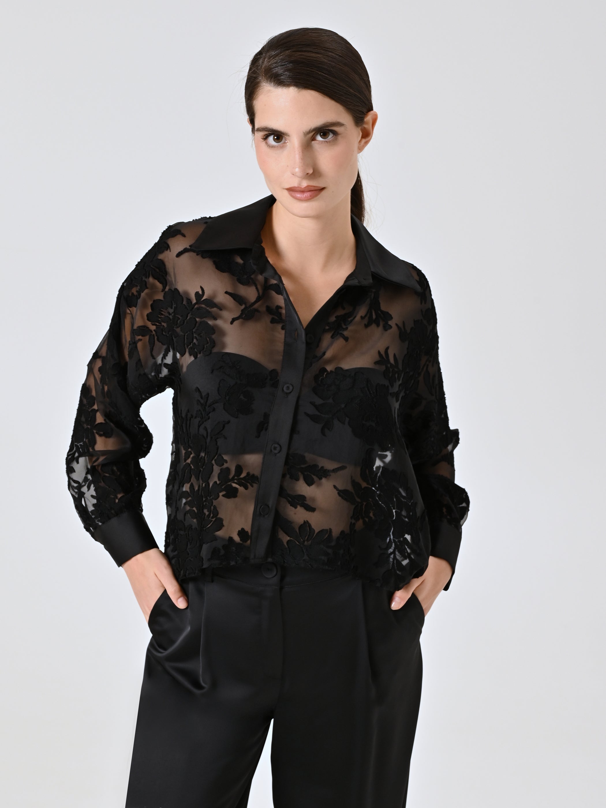 Chemise noire dévorée