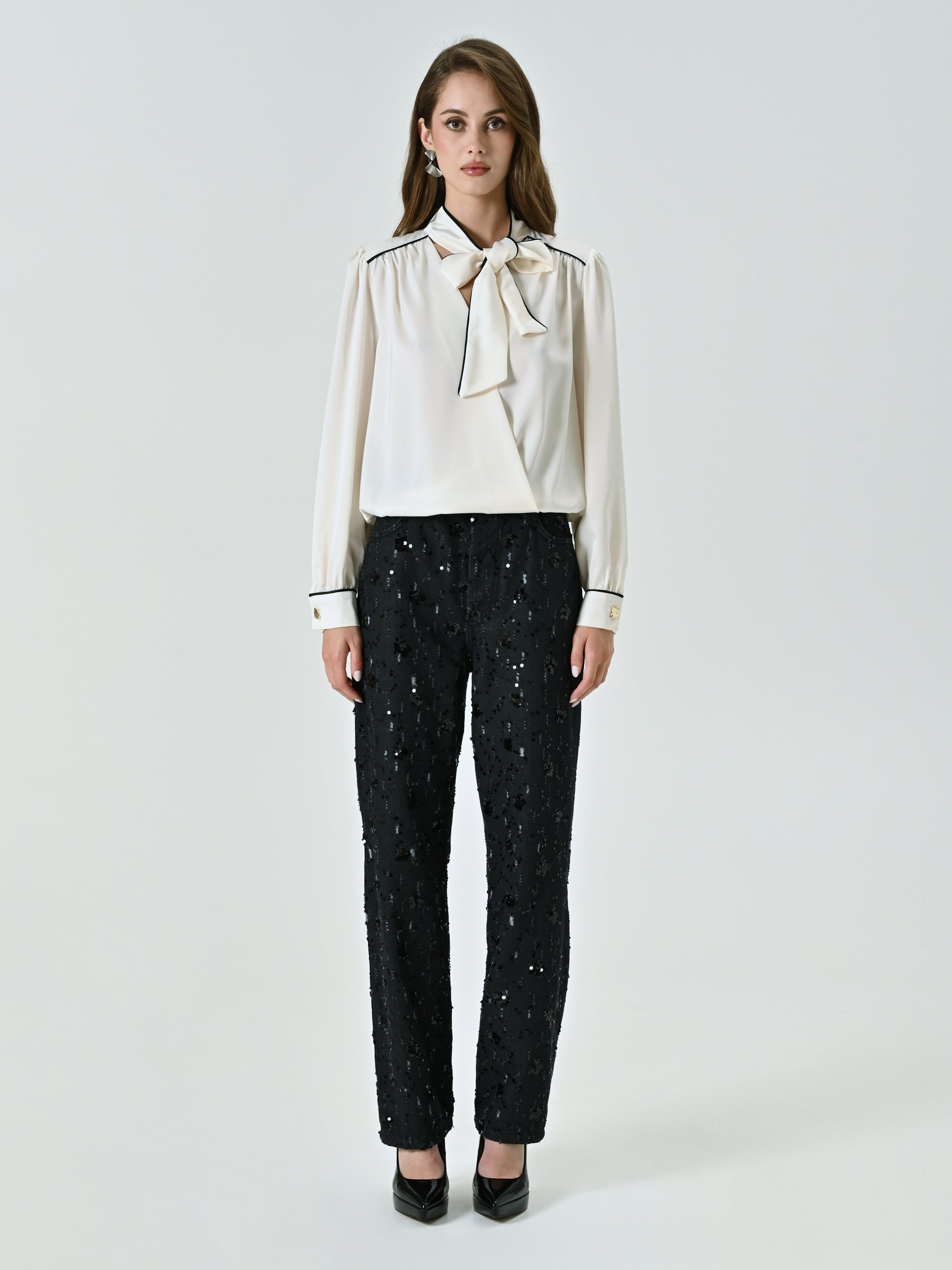Pantalon en jean orné de paillettes