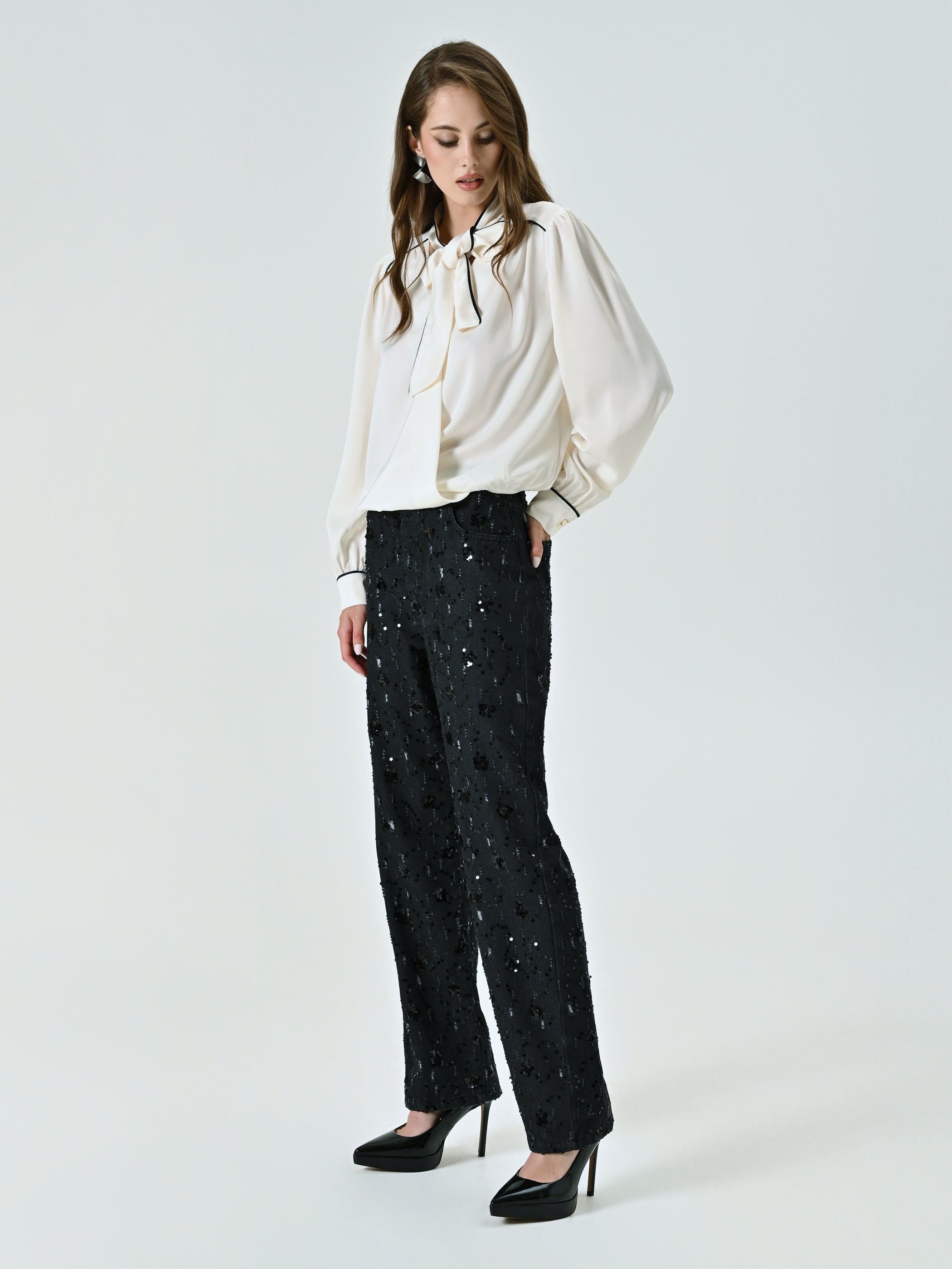 Pantalon en jean orné de paillettes