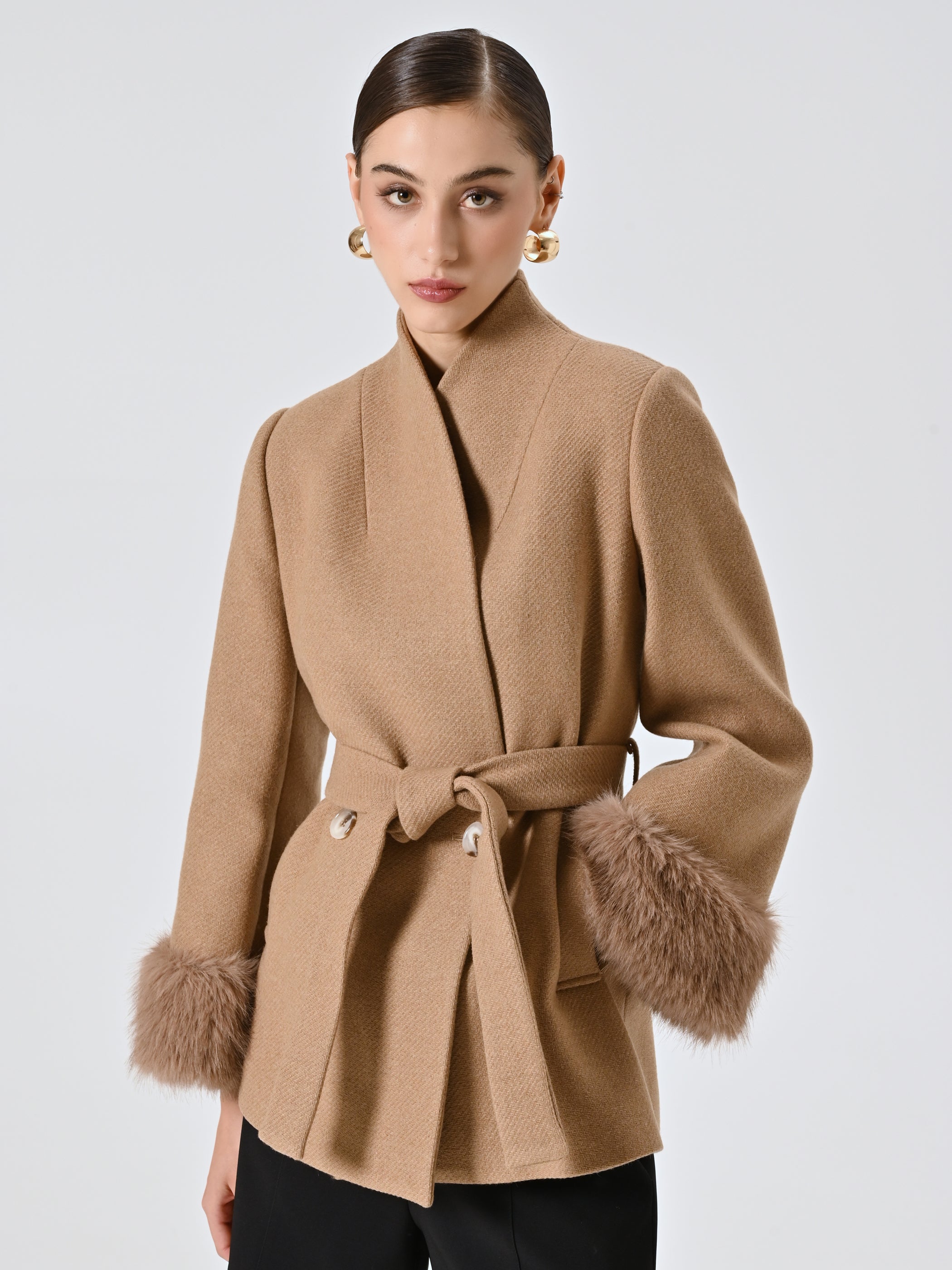 Manteau court avec empiècements effet fourrure