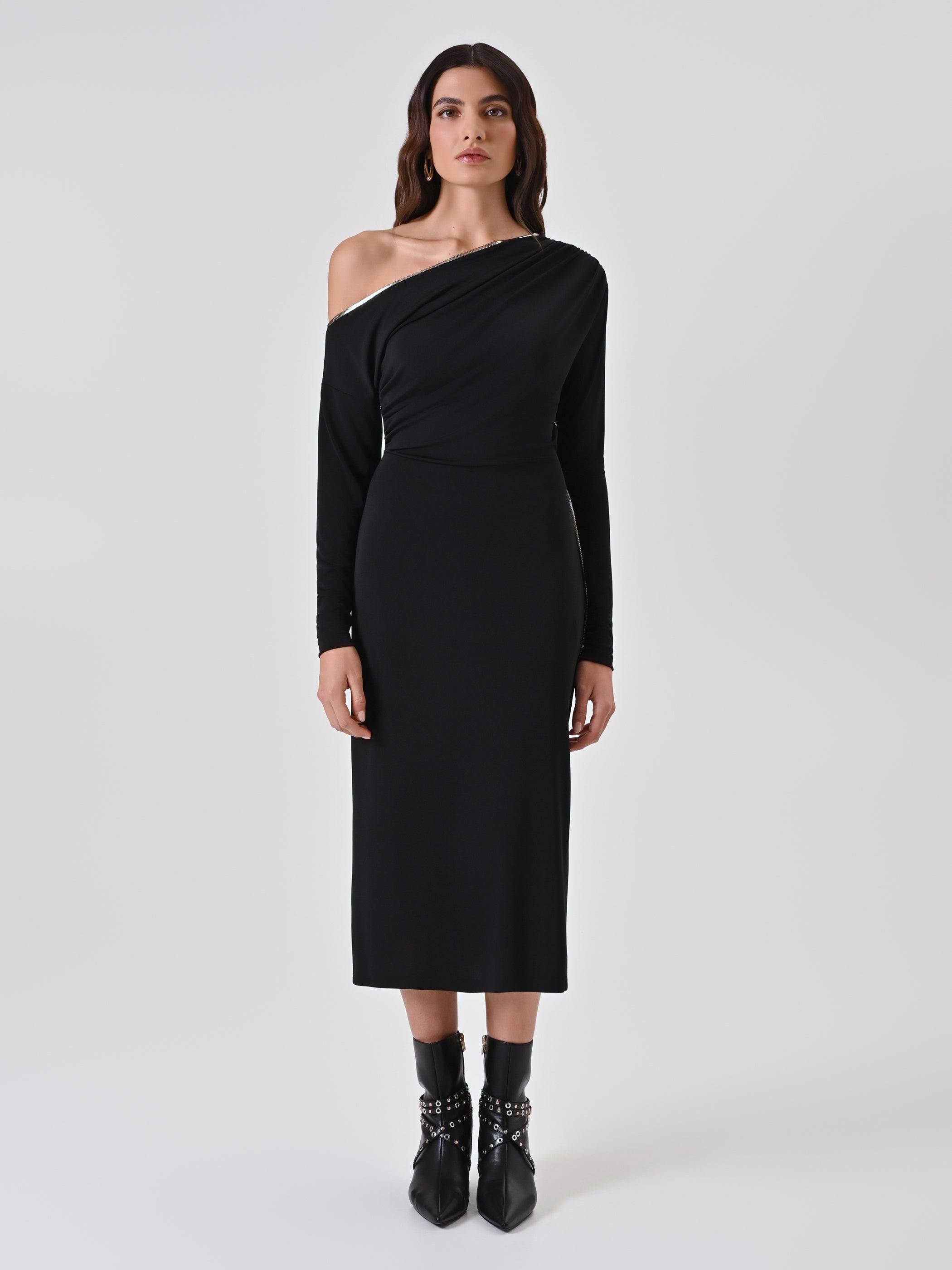 Robe asymétrique à passepoil métallique