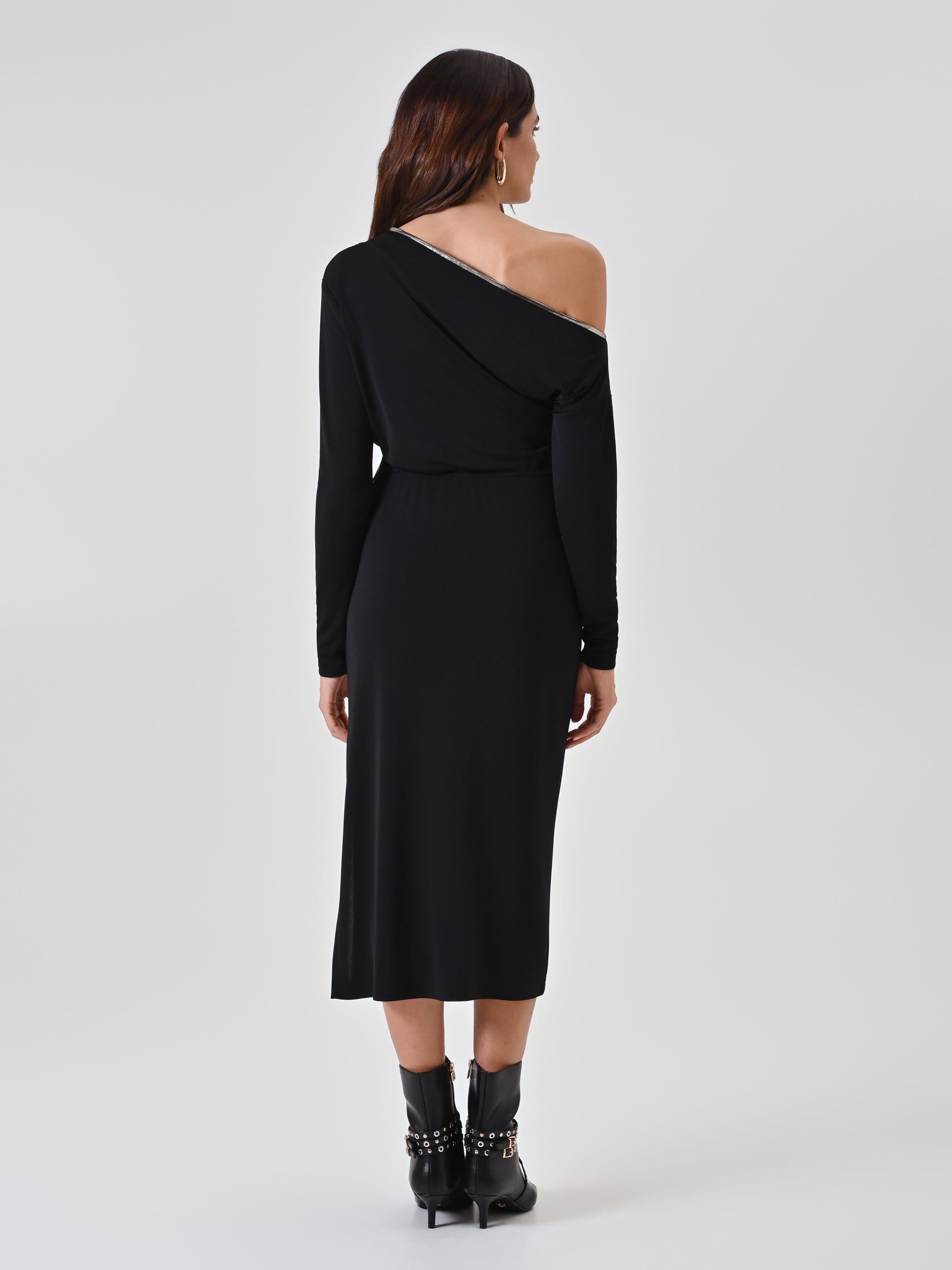 Robe asymétrique à passepoil métallique