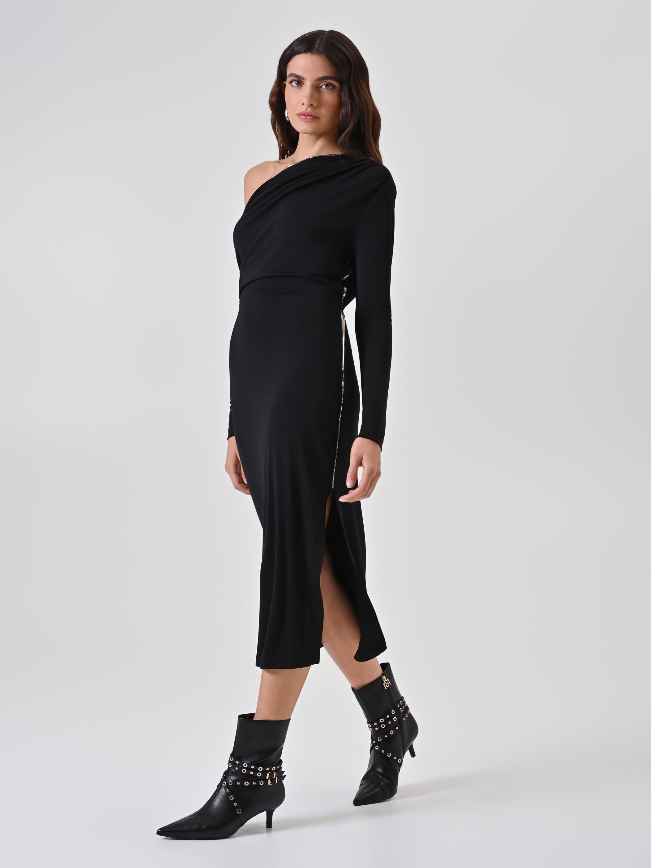 Robe asymétrique à passepoil métallique