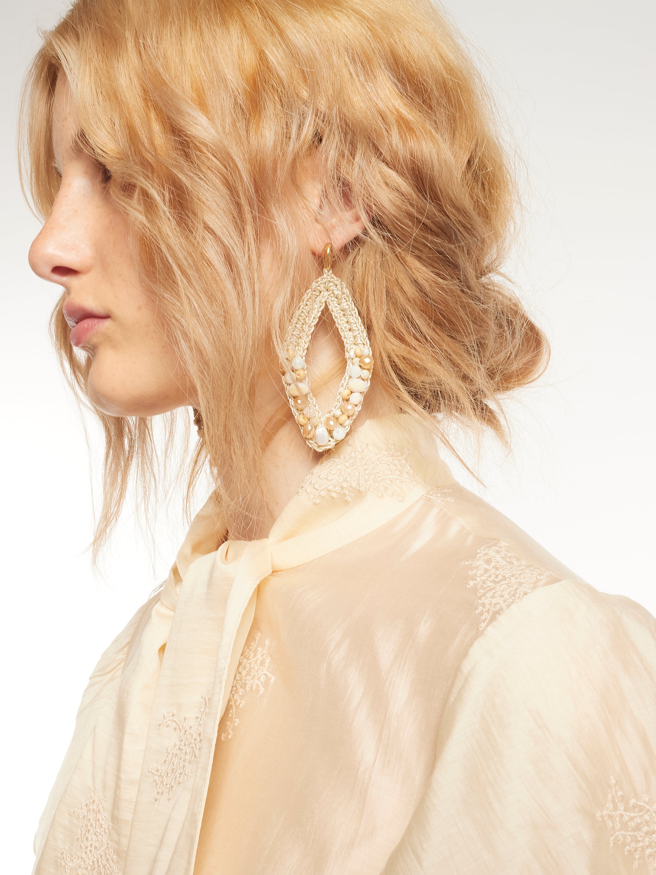 Boucles d'oreilles en raphia tressé