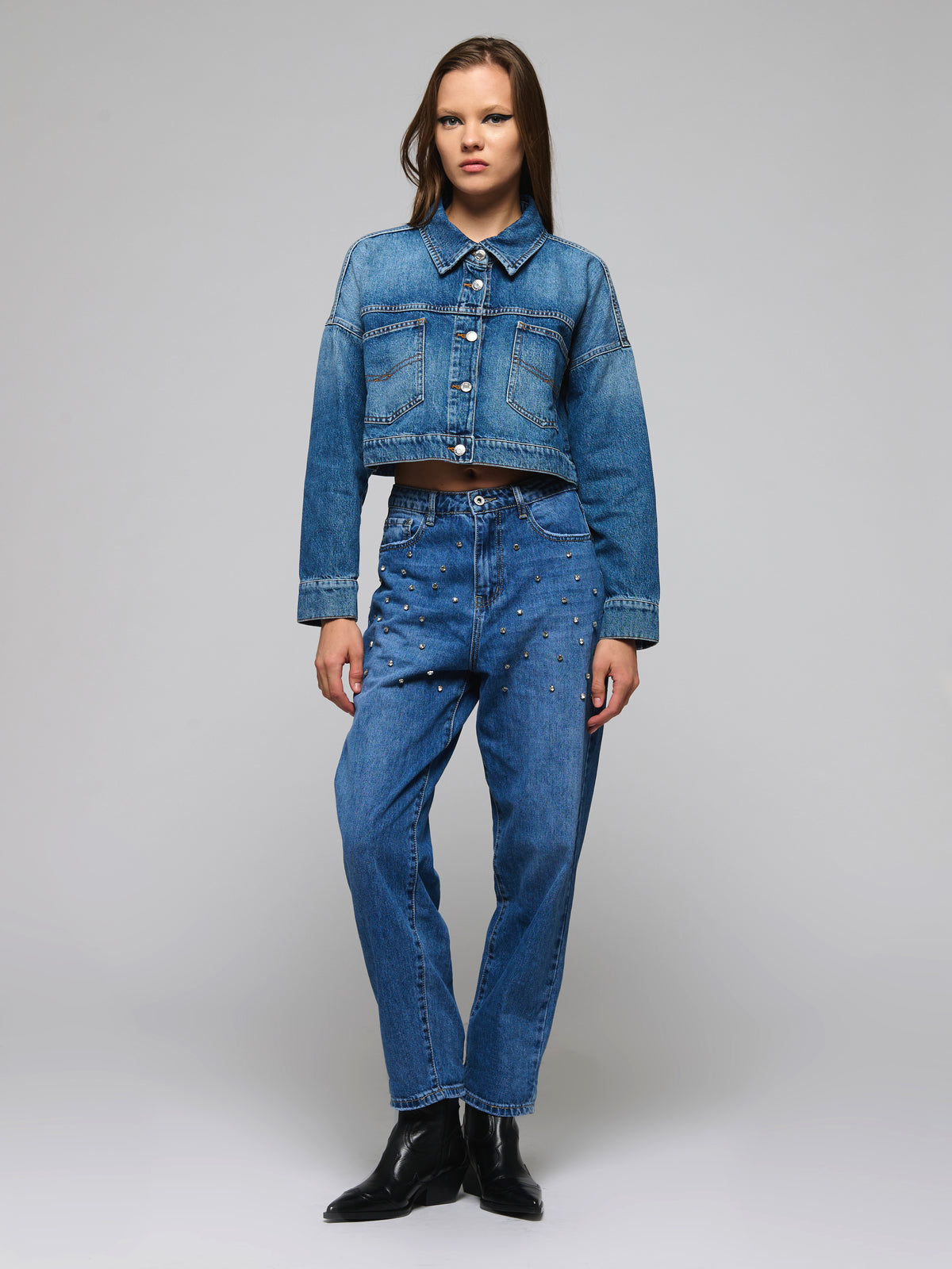 Le jean droit avec strass