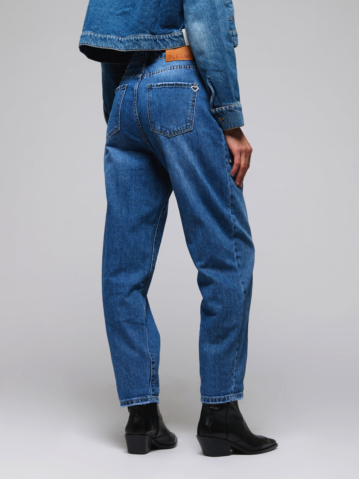 Le jean droit avec strass