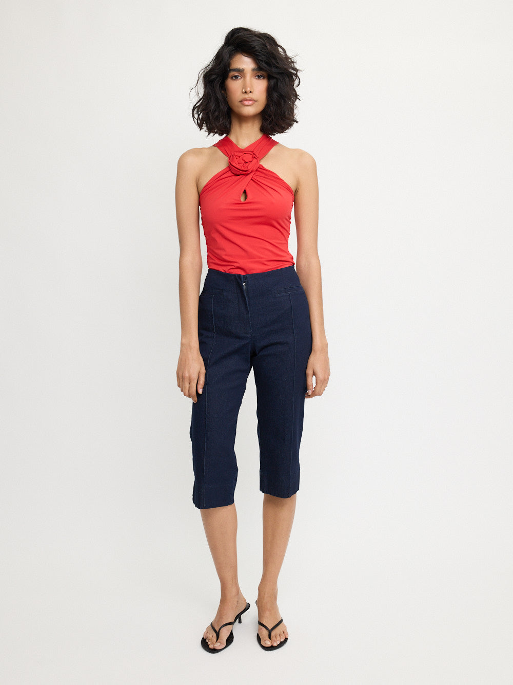 Haut drapé rouge à motifs floraux