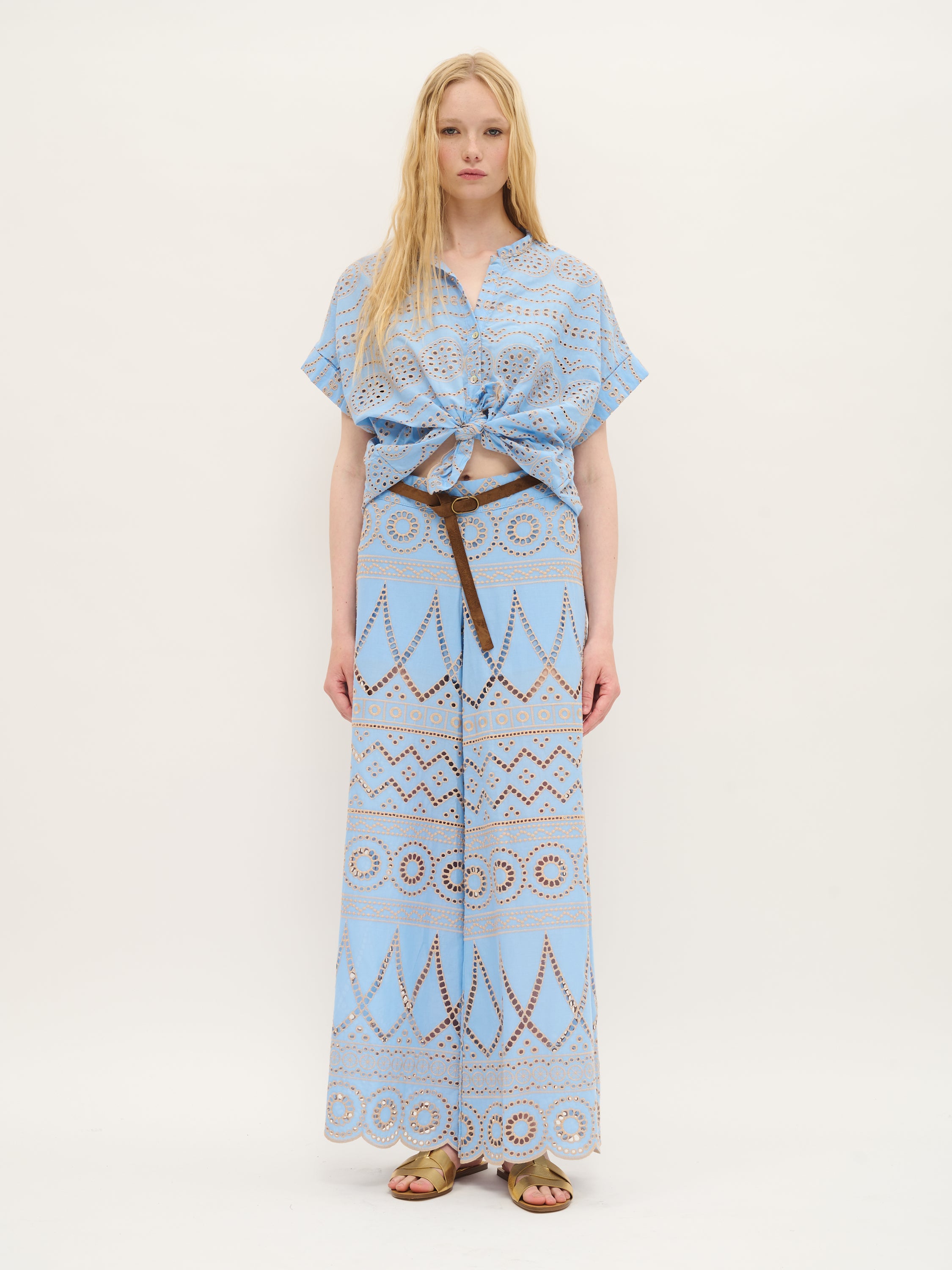 Pantalon large à œillets brodés en coton bleu ciel