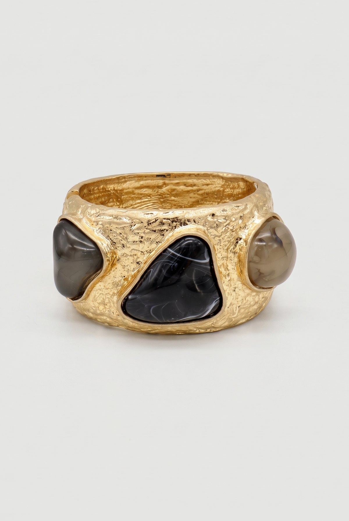 Hammered cuff bracelet with three stones - Gold - still