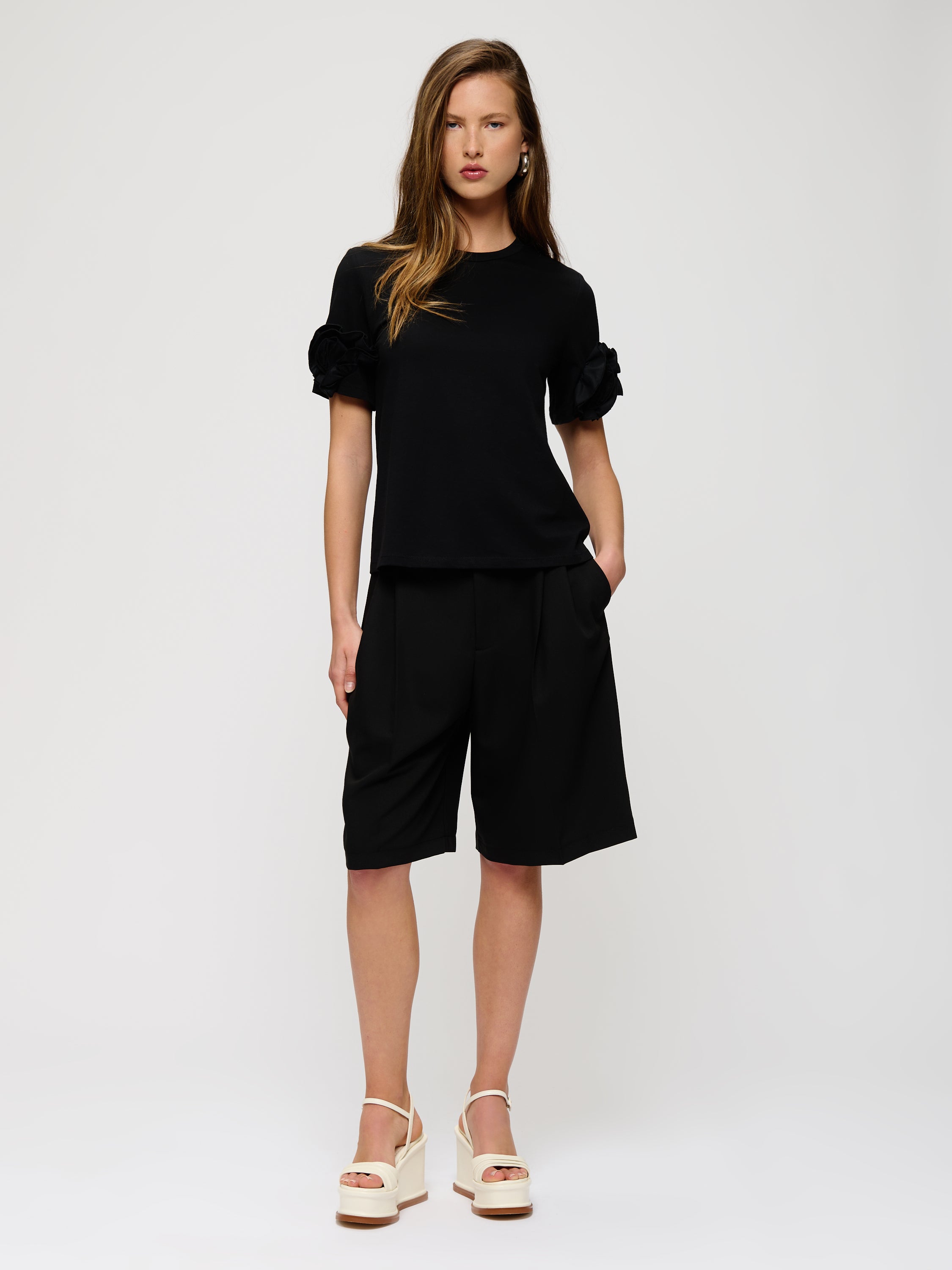 T-shirt avec détail fleuri sur les manches