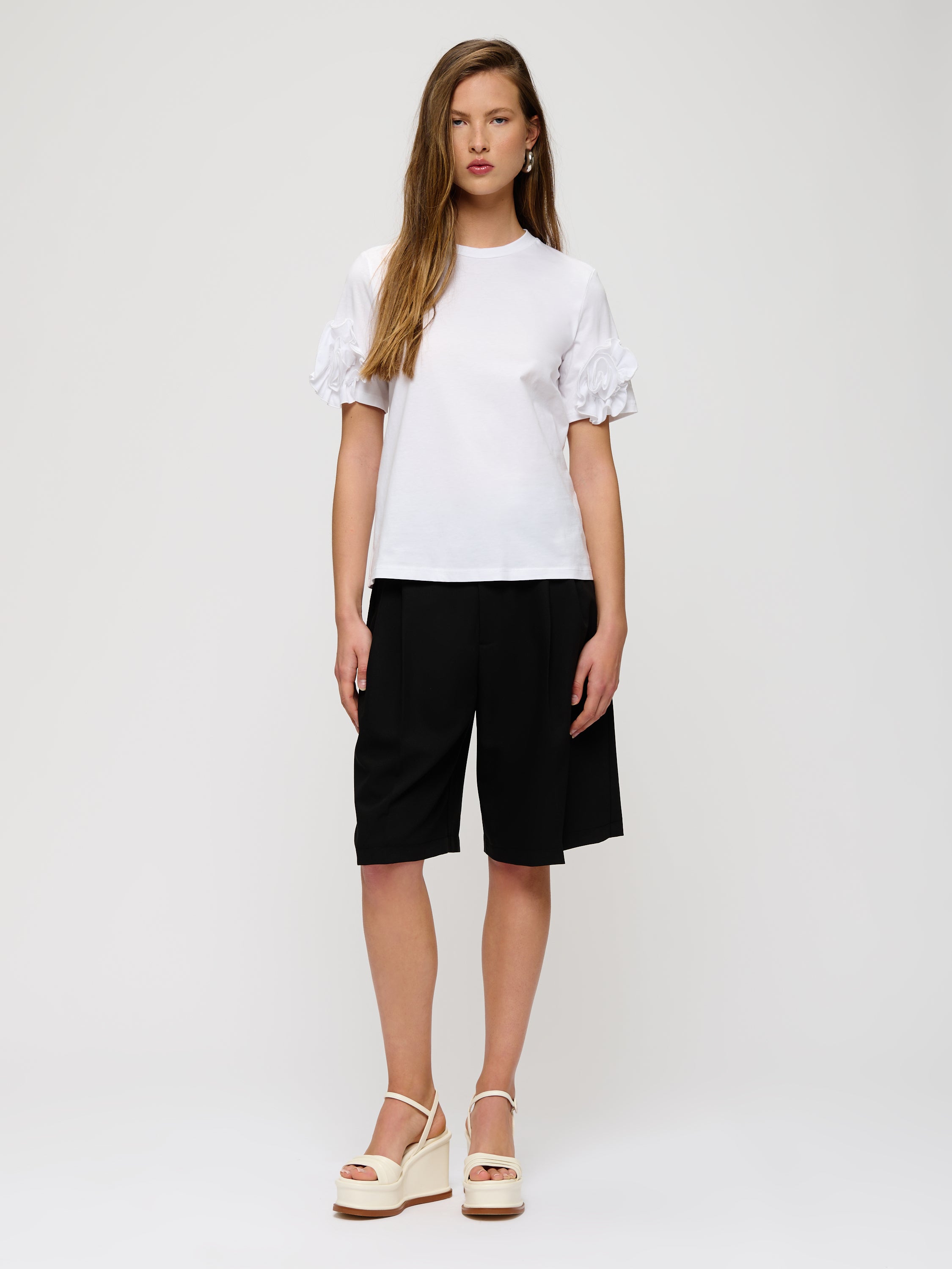 T-shirt avec détail fleuri sur les manches