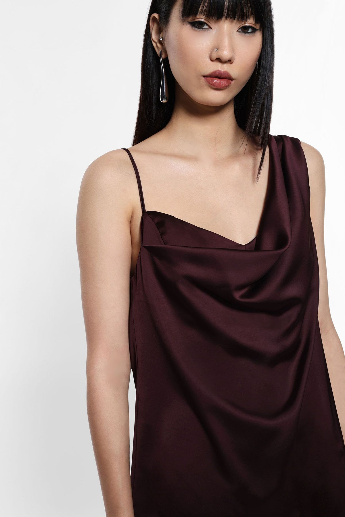 Robe courte à décolleté asymétrique