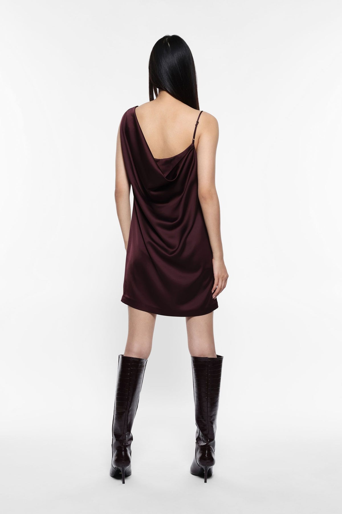 Robe courte à décolleté asymétrique