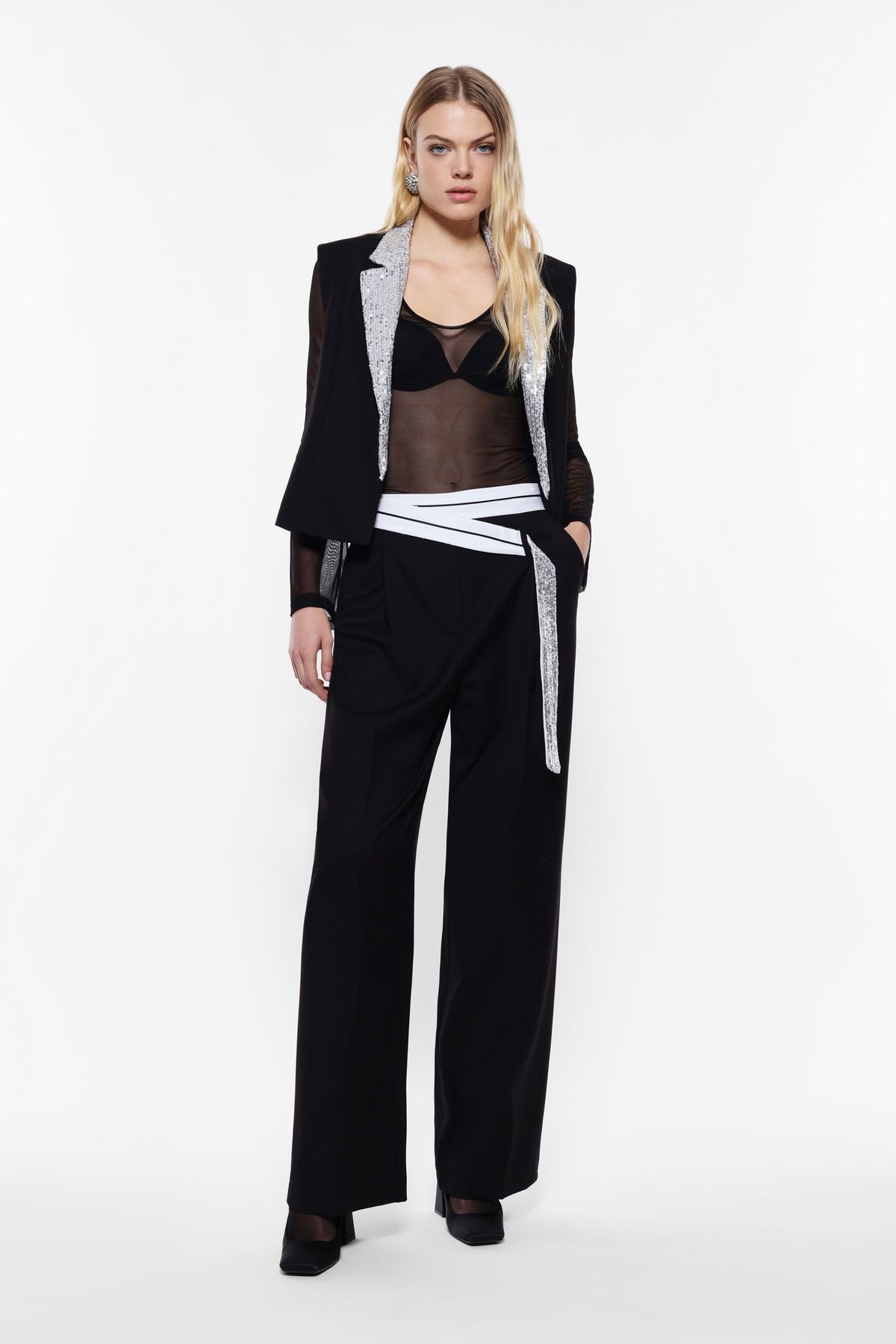 Pantalon palazzo avec ceinture contrastante et paillettes