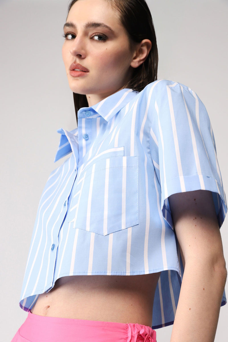 Chemise courte à rayures et poche poitrine plaquée