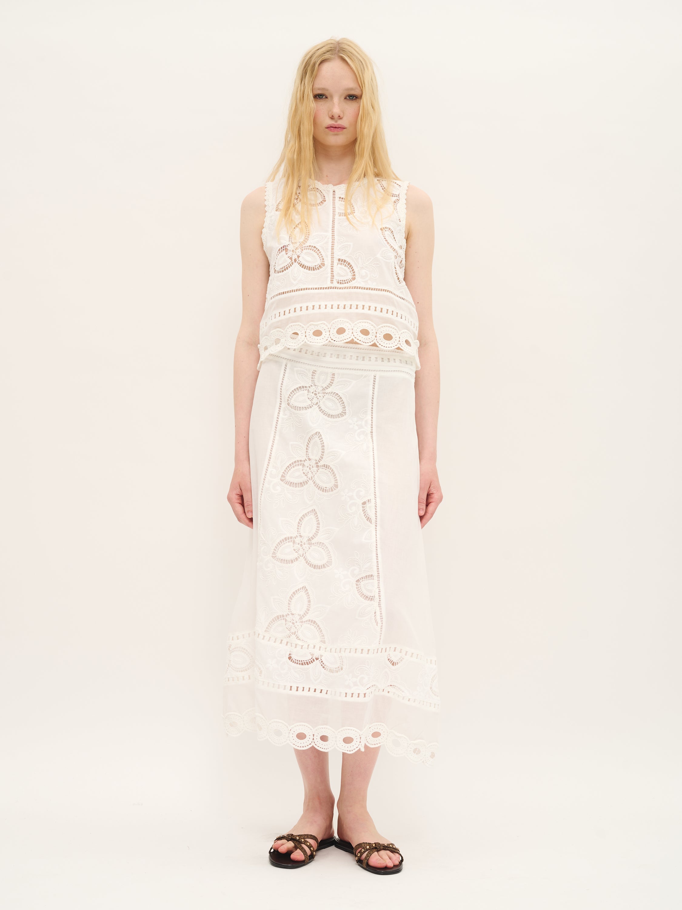 Jupe midi brodée en coton blanc