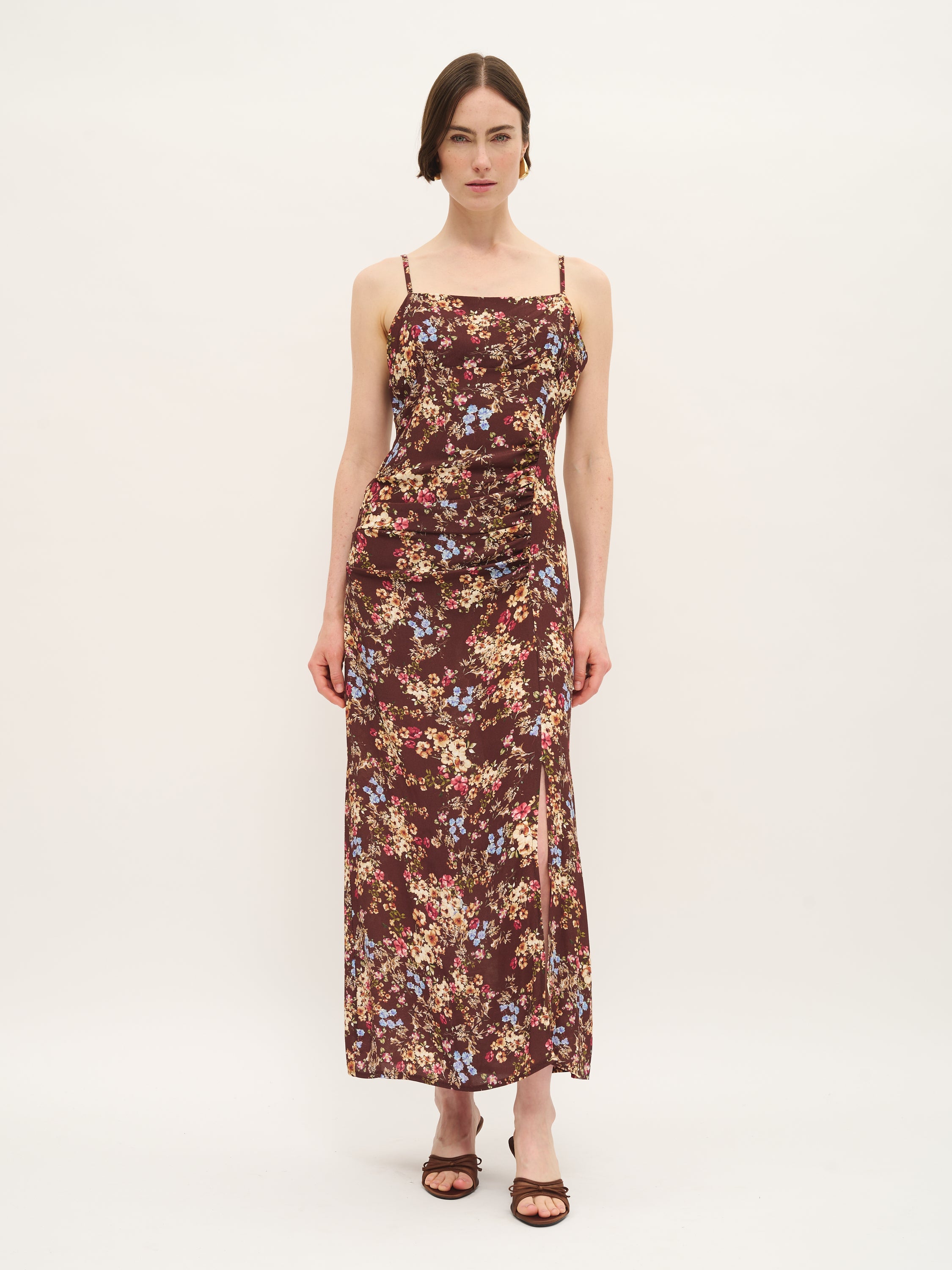 Robe mi-longue à bretelles fines et fleurs avec fente latérale