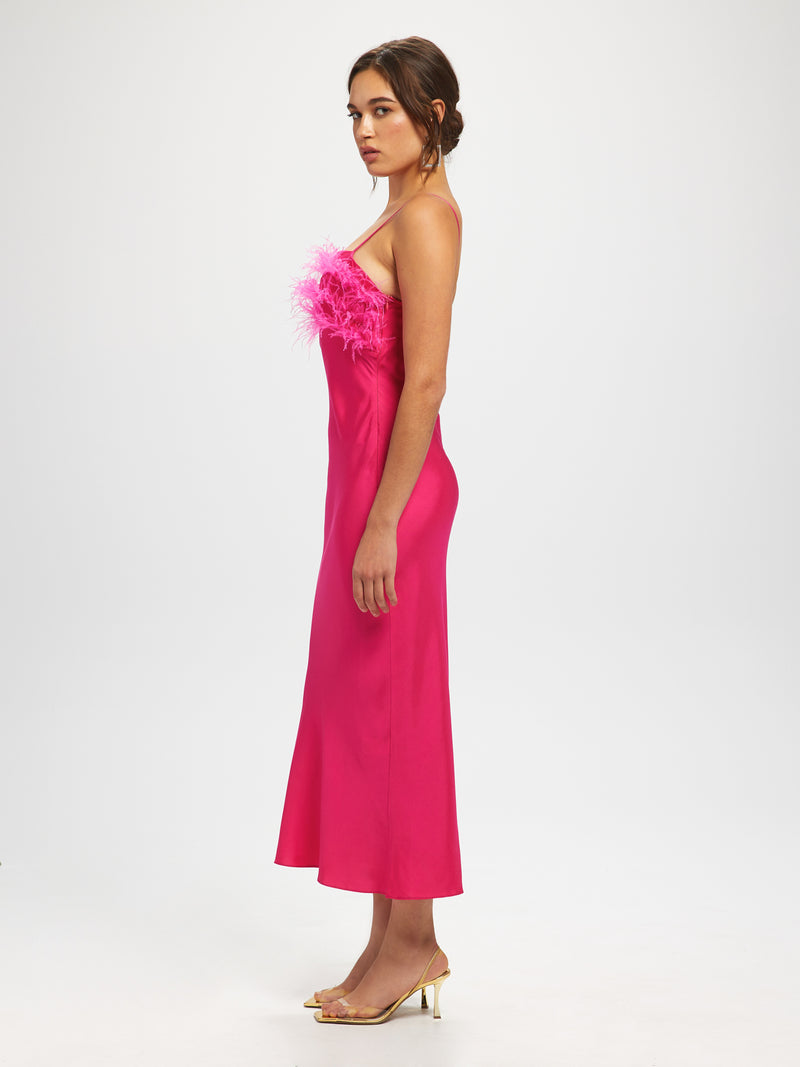 Robe à détails de plumes