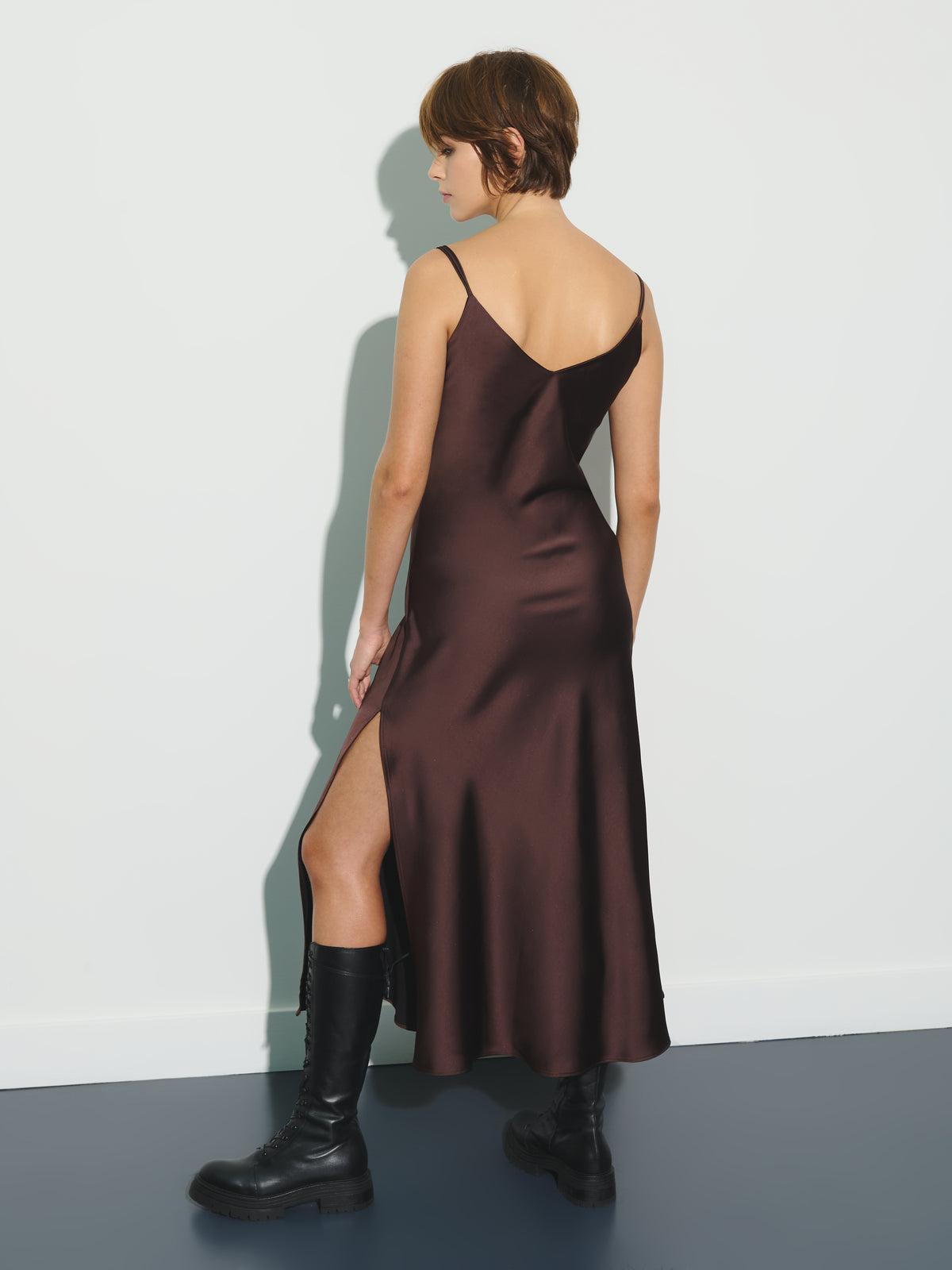 Robe nuisette en satin détaillée en dentelle.
