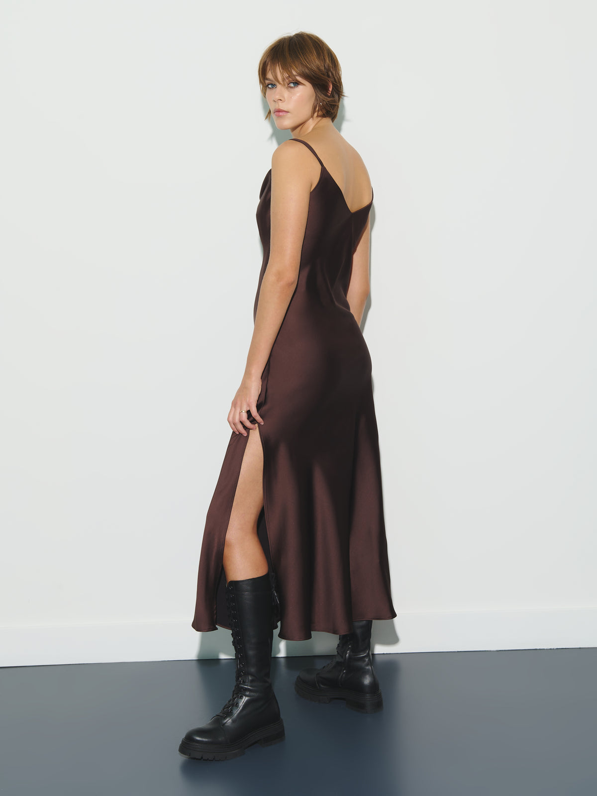 Robe nuisette en satin détaillée en dentelle.