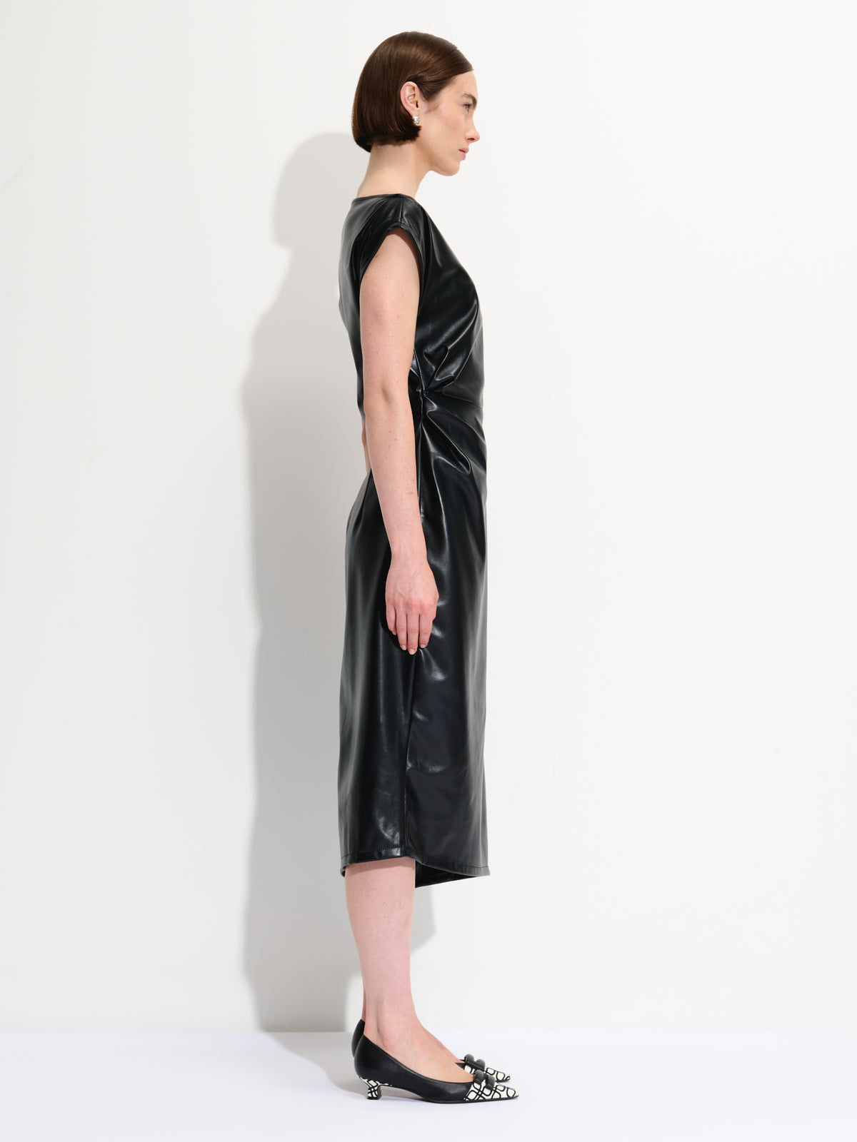 Robe froncée en cuir vegan