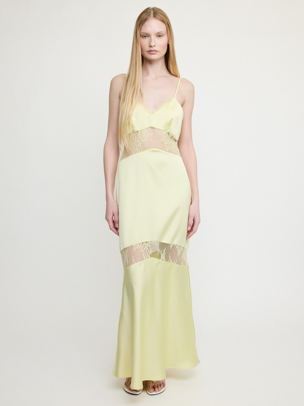 Robe nuisette en soie ornée de dentelle