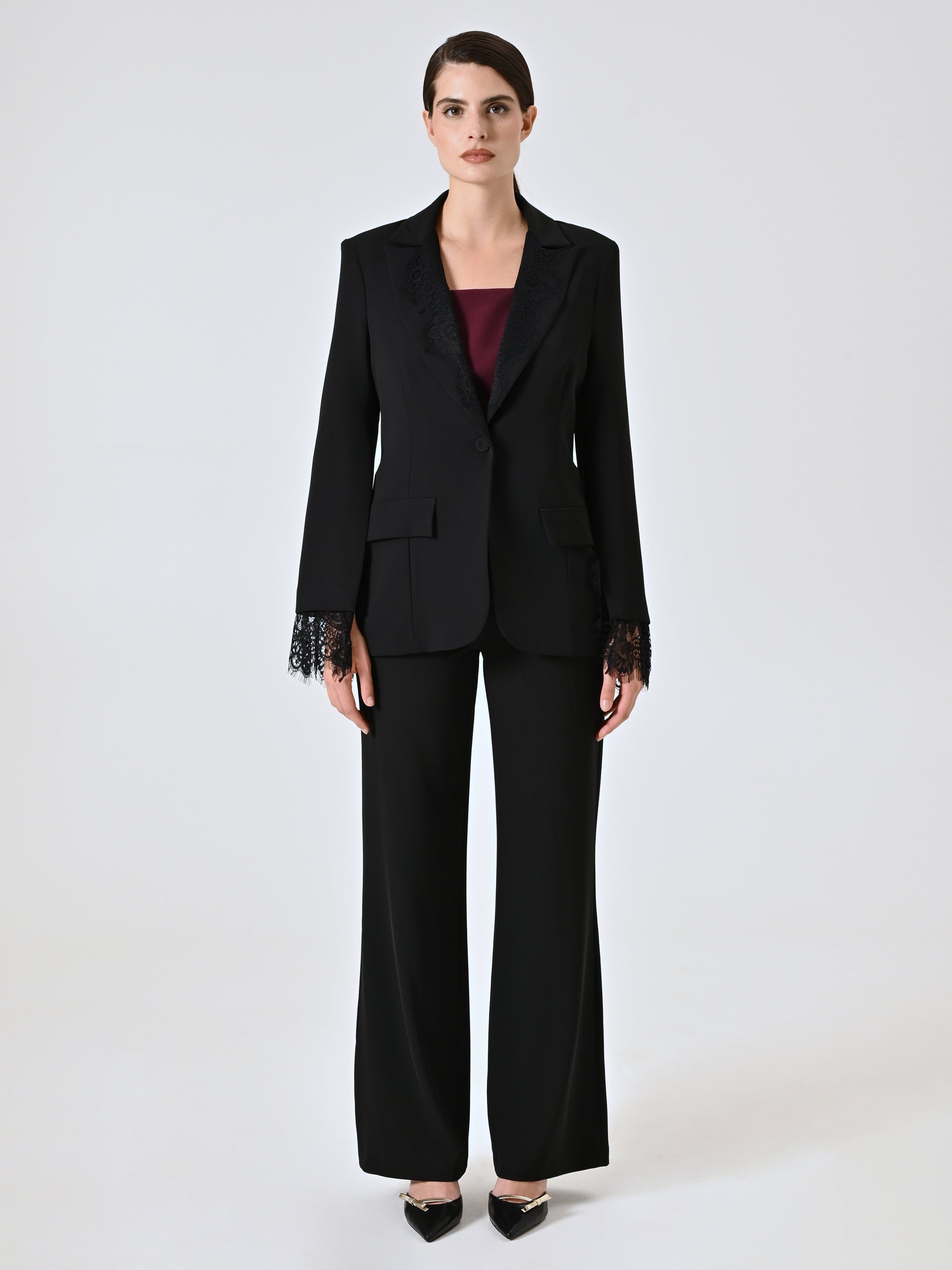 Veste en cady noir avec empiècements en dentelle
