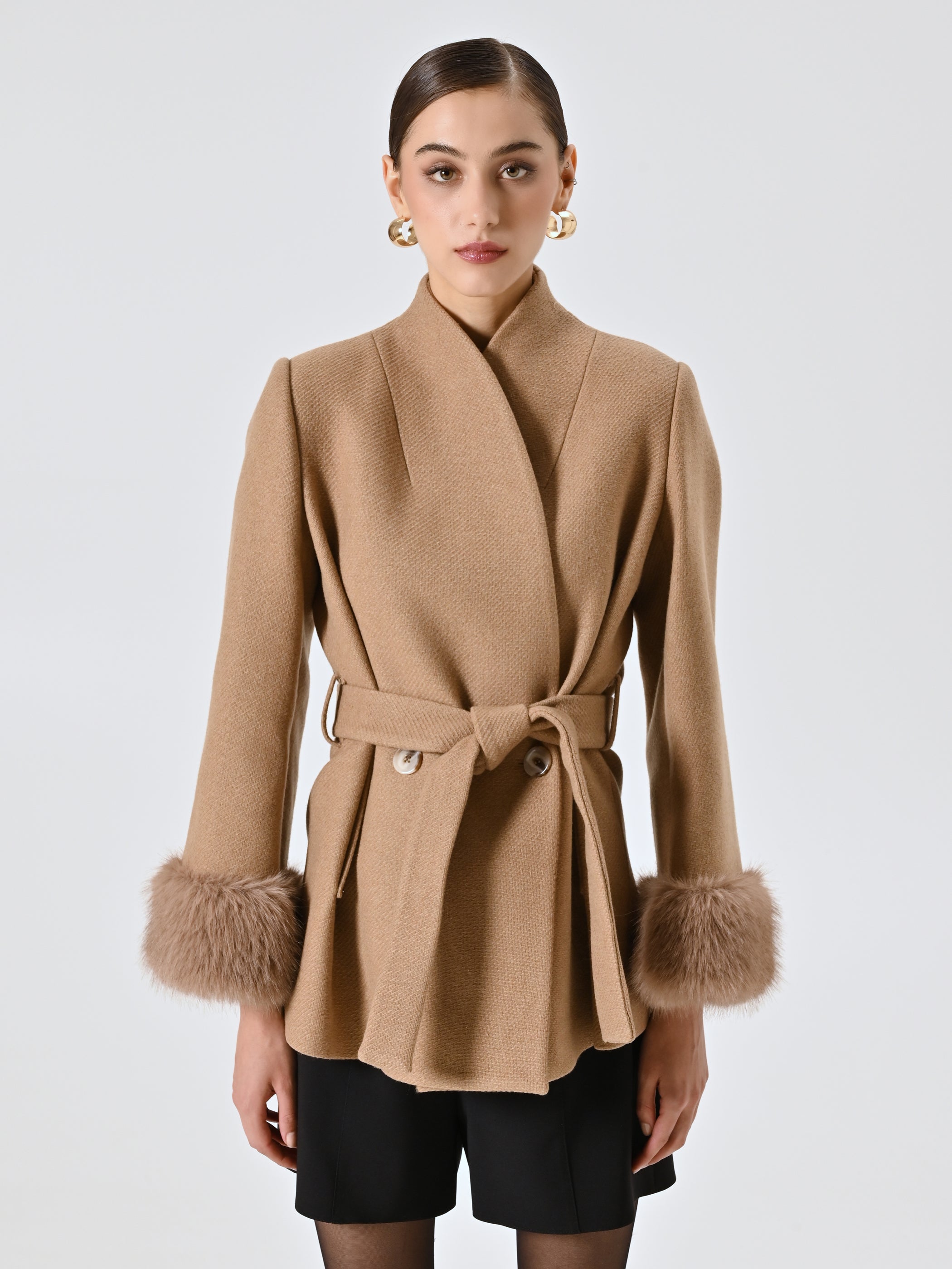 Manteau court avec empiècements effet fourrure
