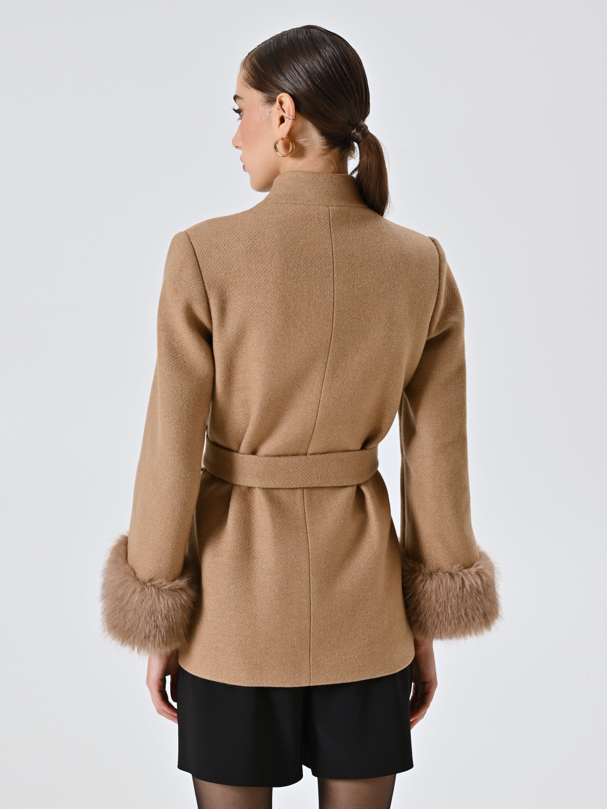 Manteau court avec empiècements effet fourrure