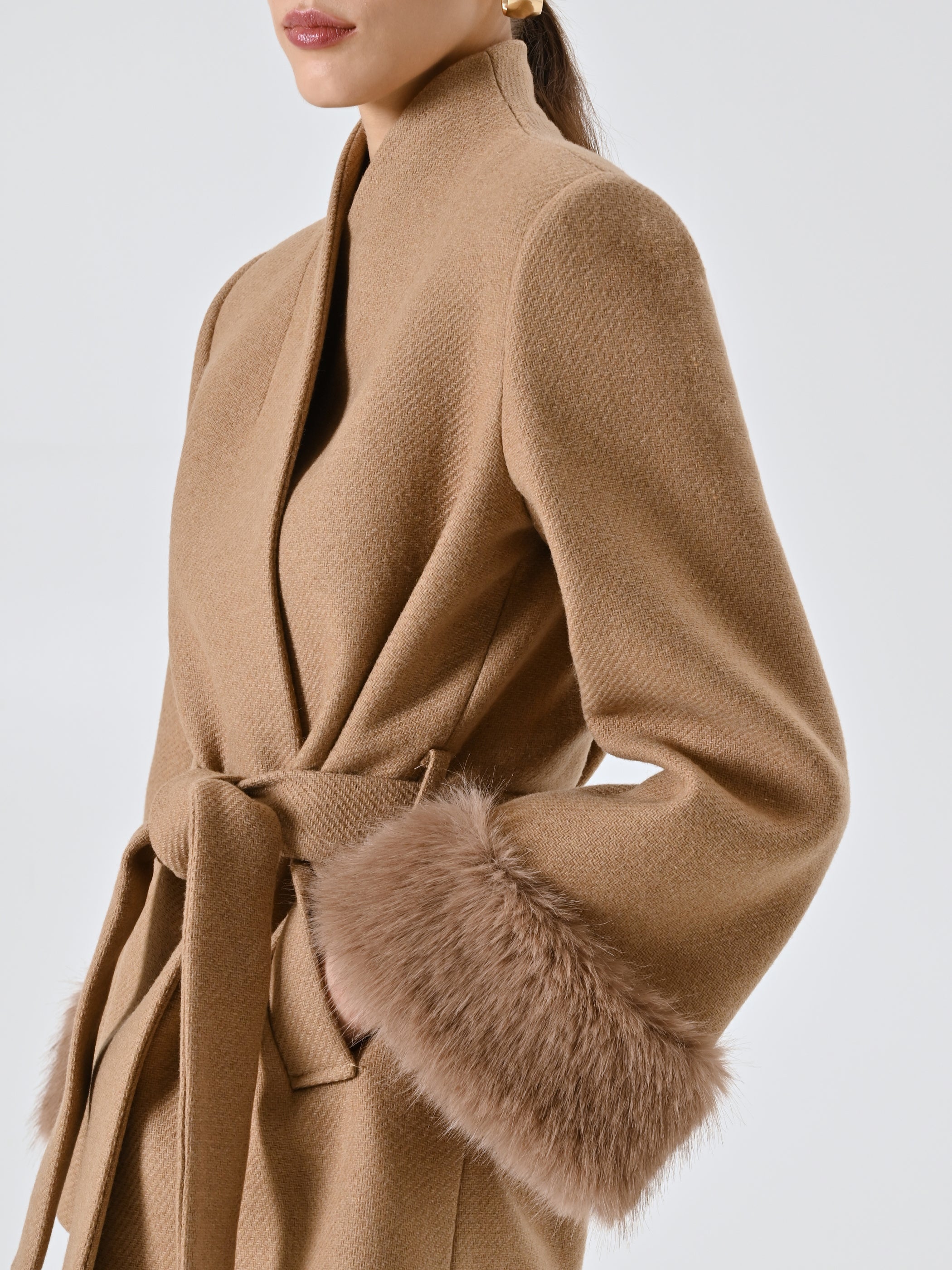 Manteau court avec empiècements effet fourrure