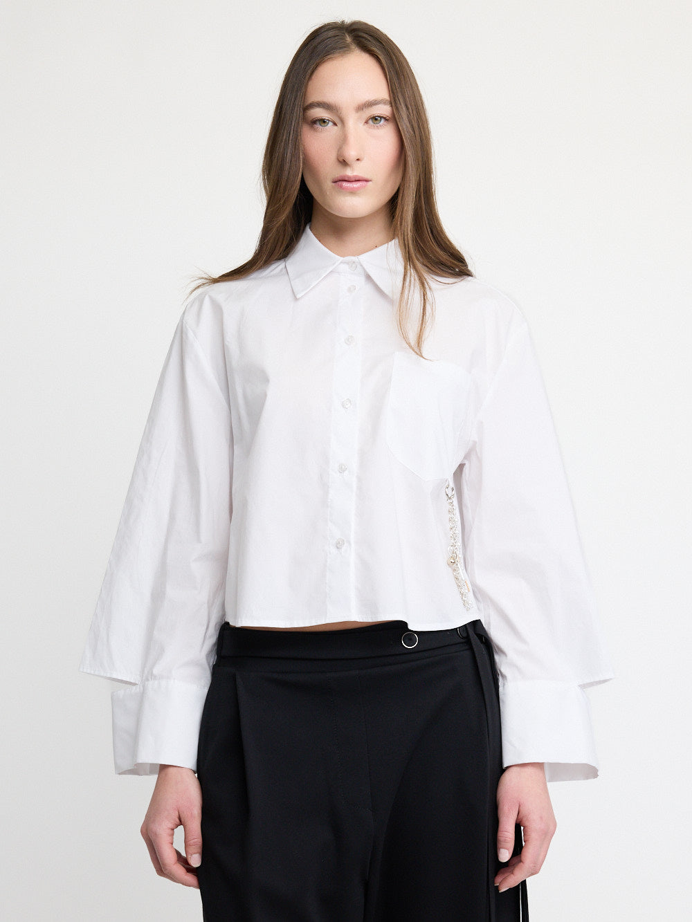 Chemise courte à détail de chaîne