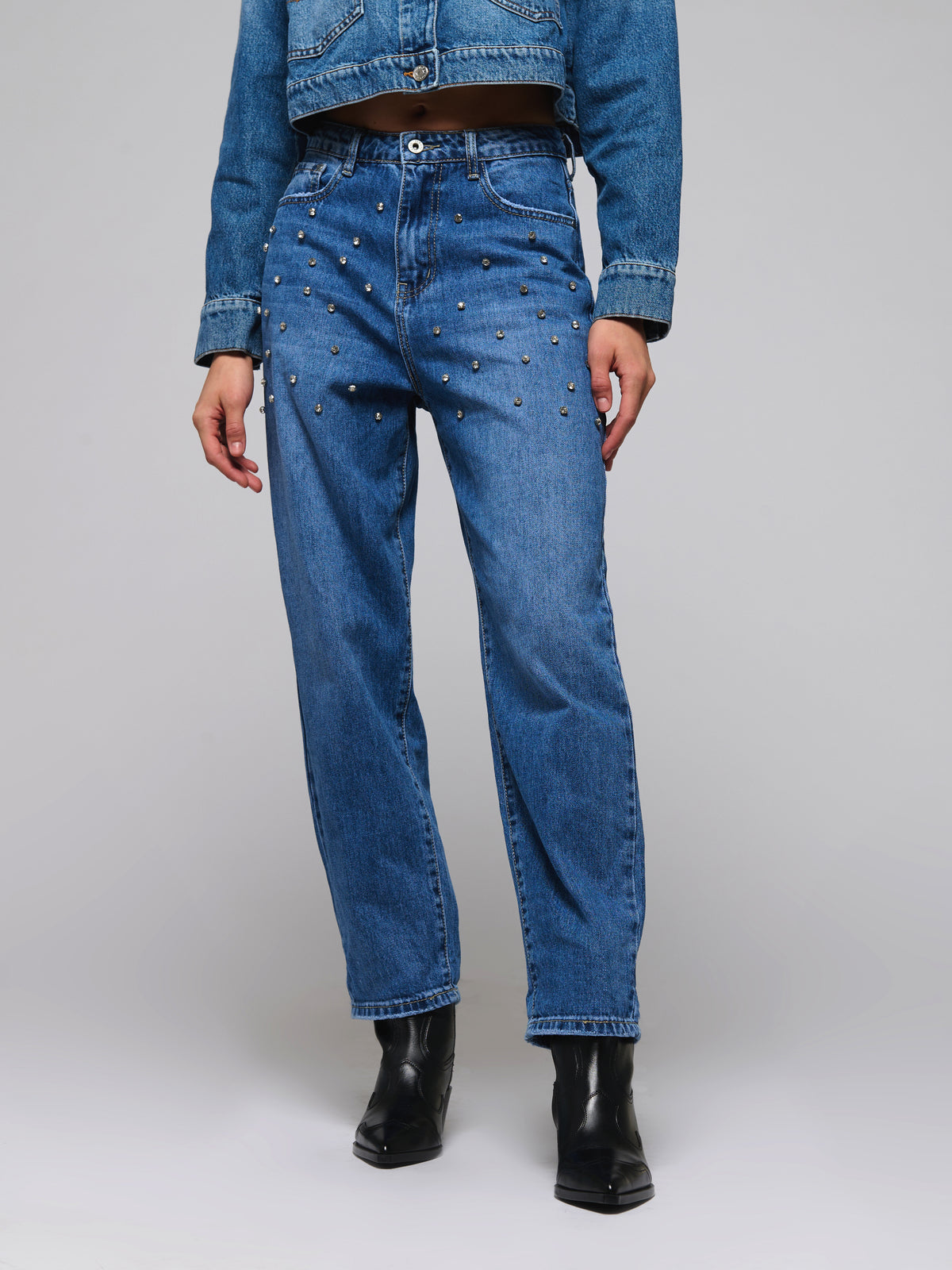 Le jean droit avec strass
