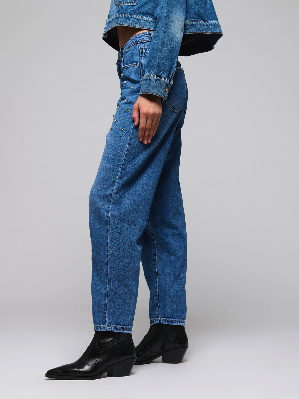 Le jean droit avec strass