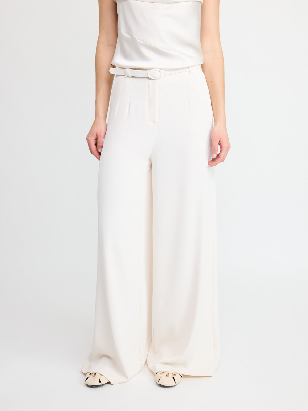 Pantalon crème à jambes larges et ceinture