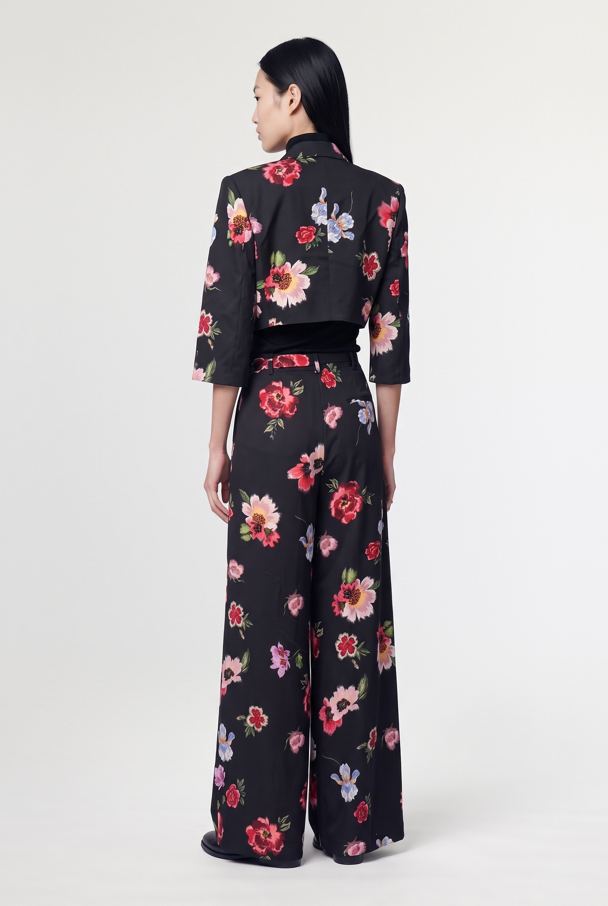 Floral print Belted Pants - Multi - styled look, back view