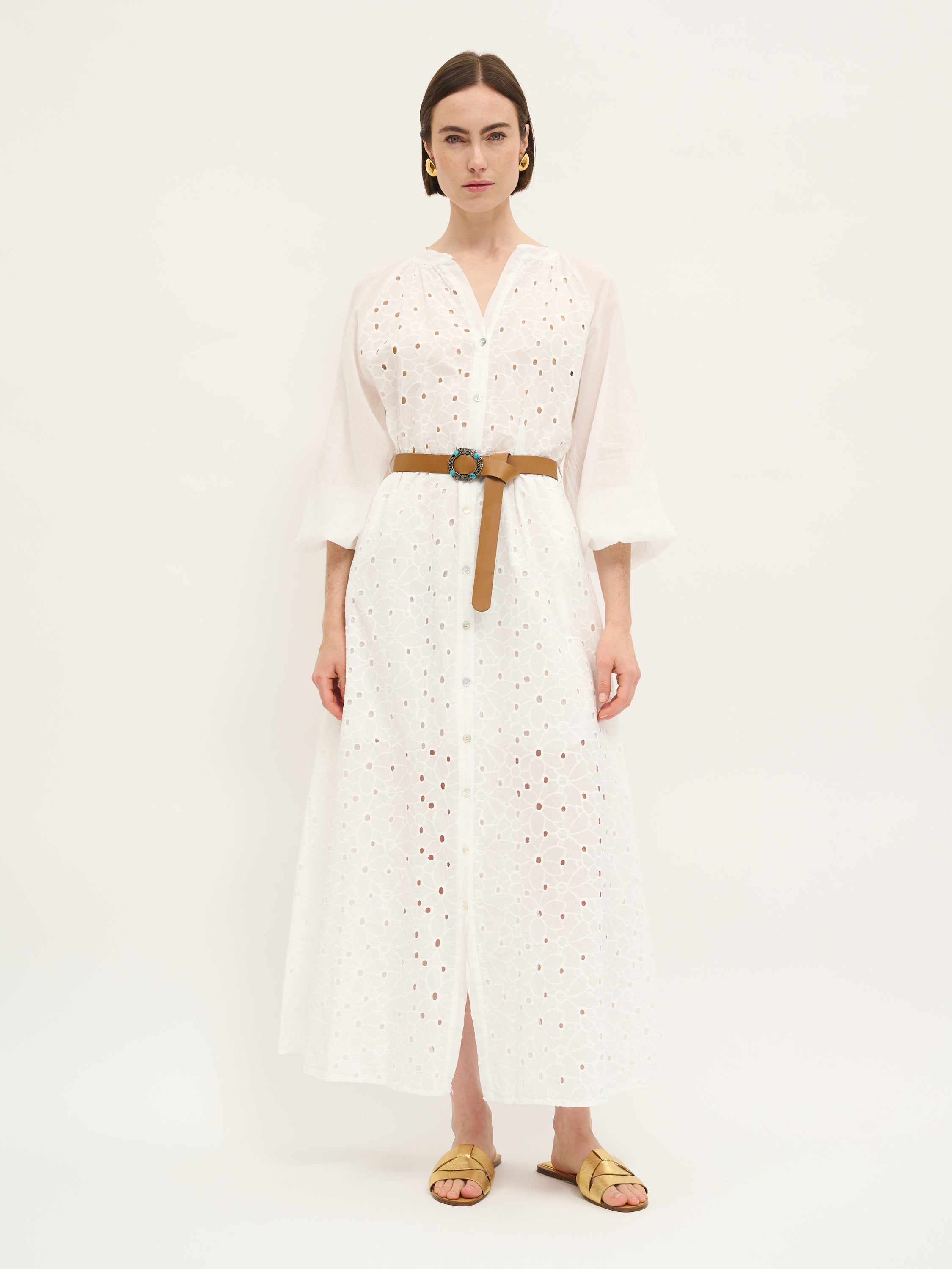 Robe blanche brodée à boutons sur le devant