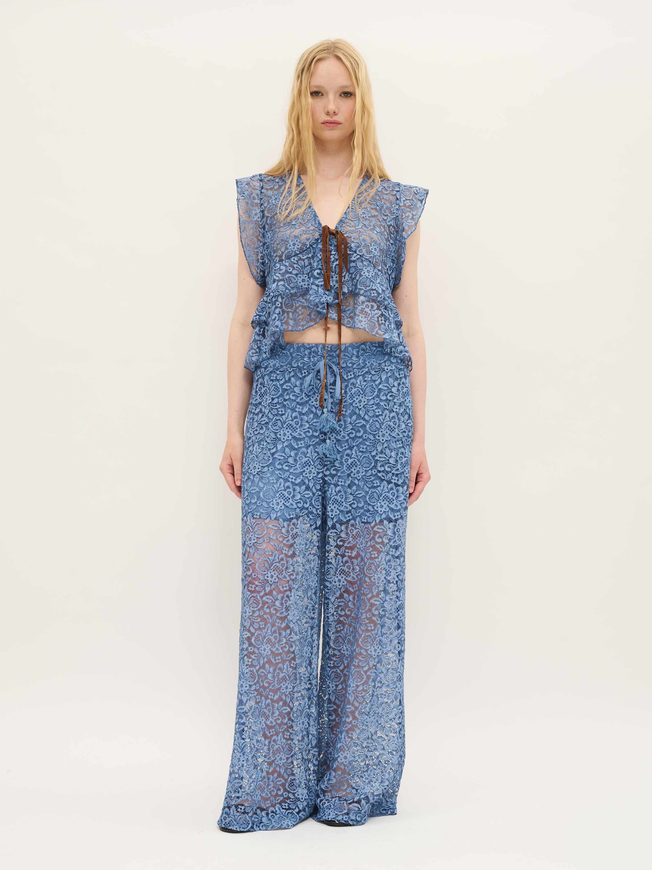 Pantalon large en dentelle transparente bleu
