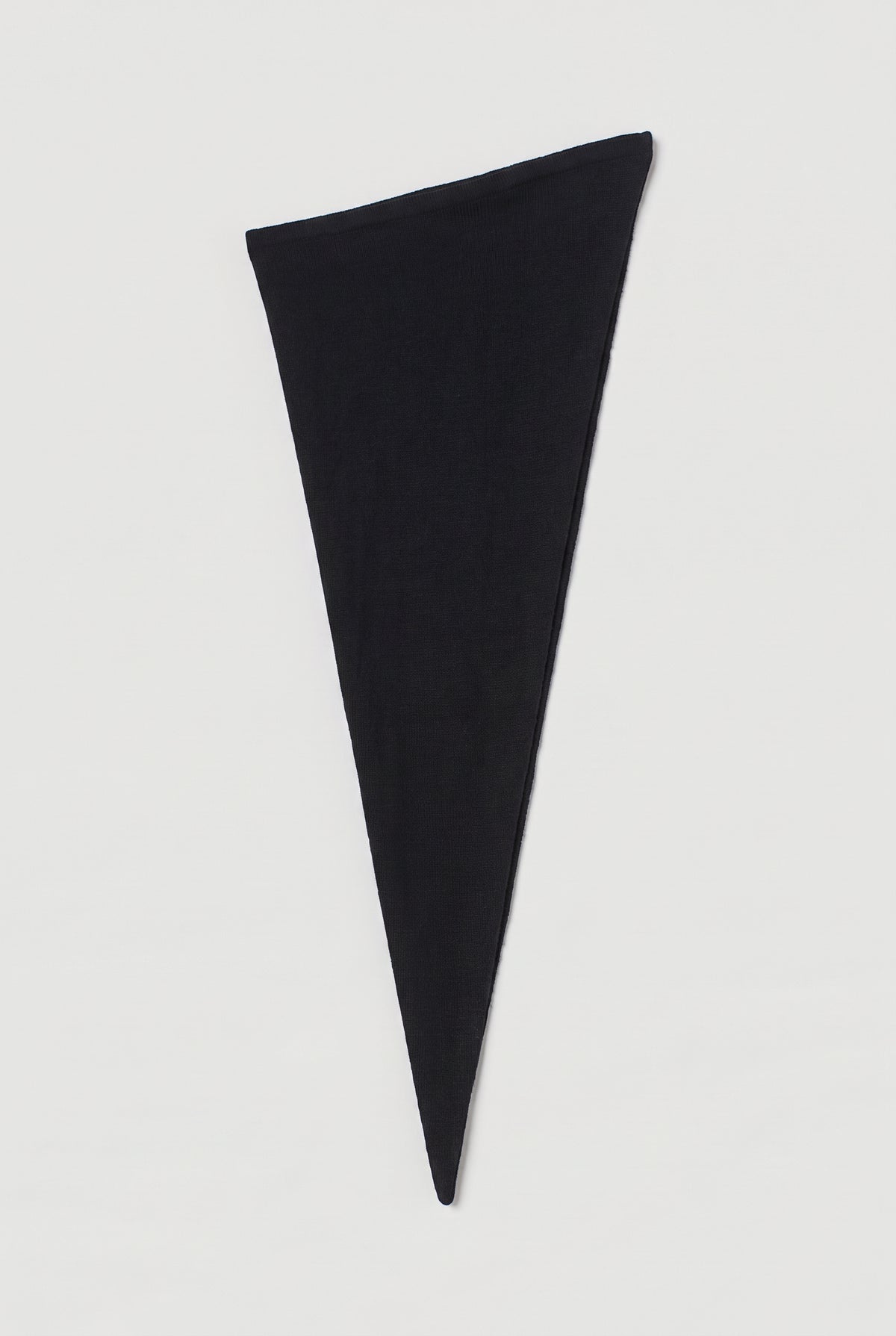 Knitted triangle scarf - Black - flat lay, long