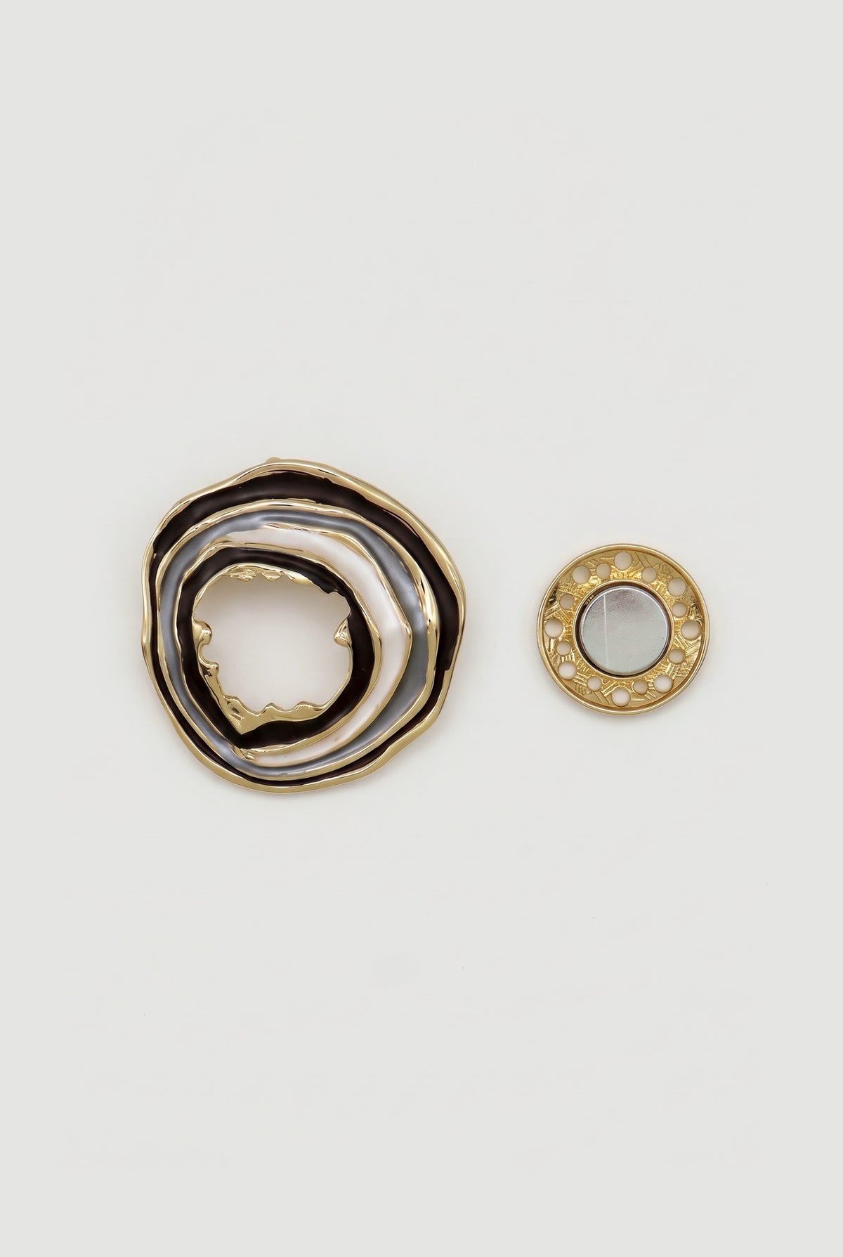 Enamelled swirl brooch - Gold + enamel - still